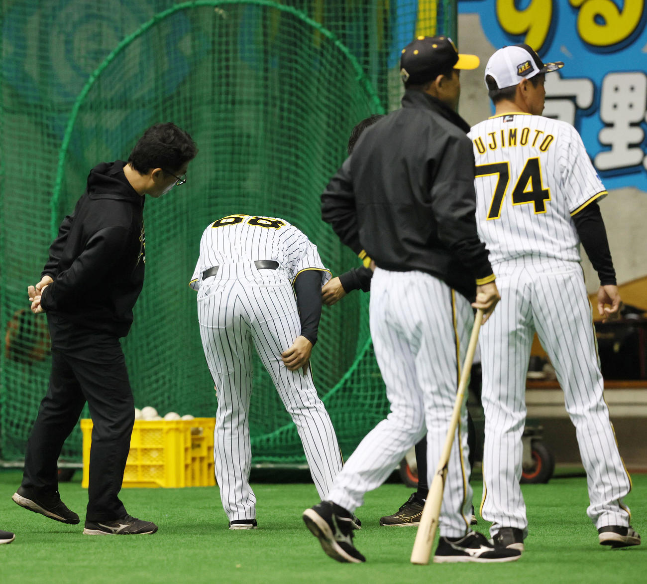 ウオーミングアップを終えた中川は右足を押さえる（撮影・加藤哉）