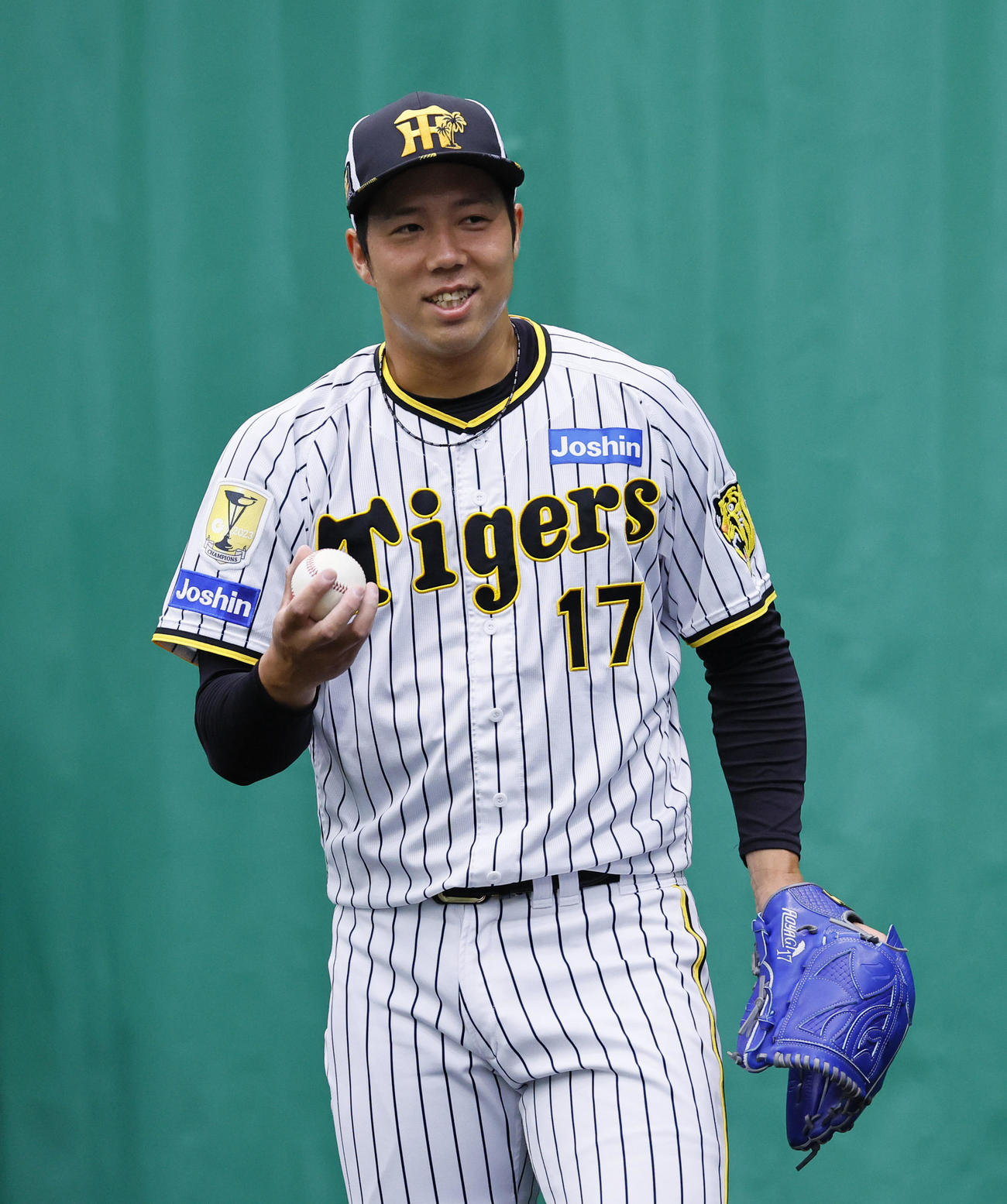 ブルペンで投球練習する青柳（撮影・藤尾明華）