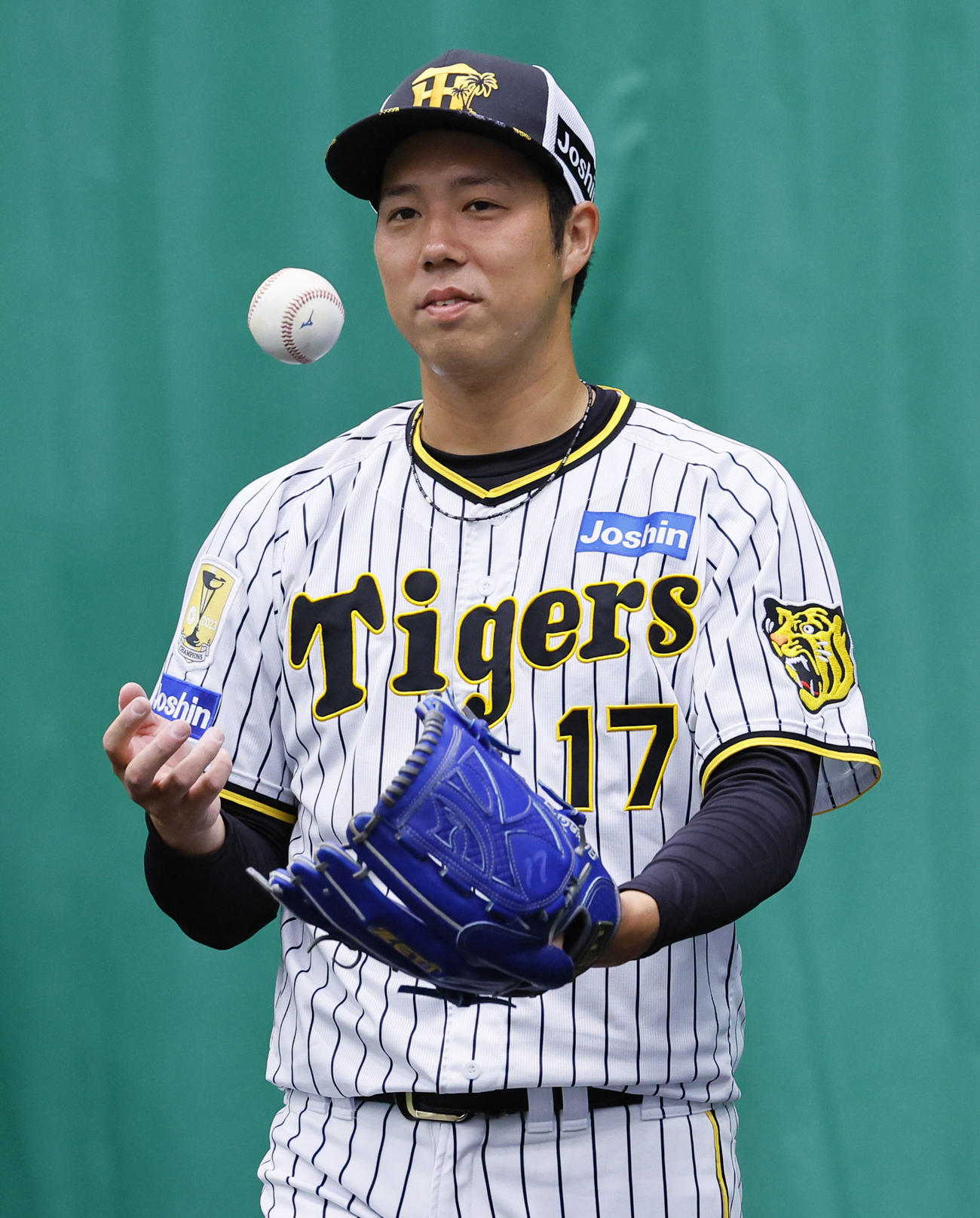 ブルペンで笑顔を見せる青柳（撮影・藤尾明華）