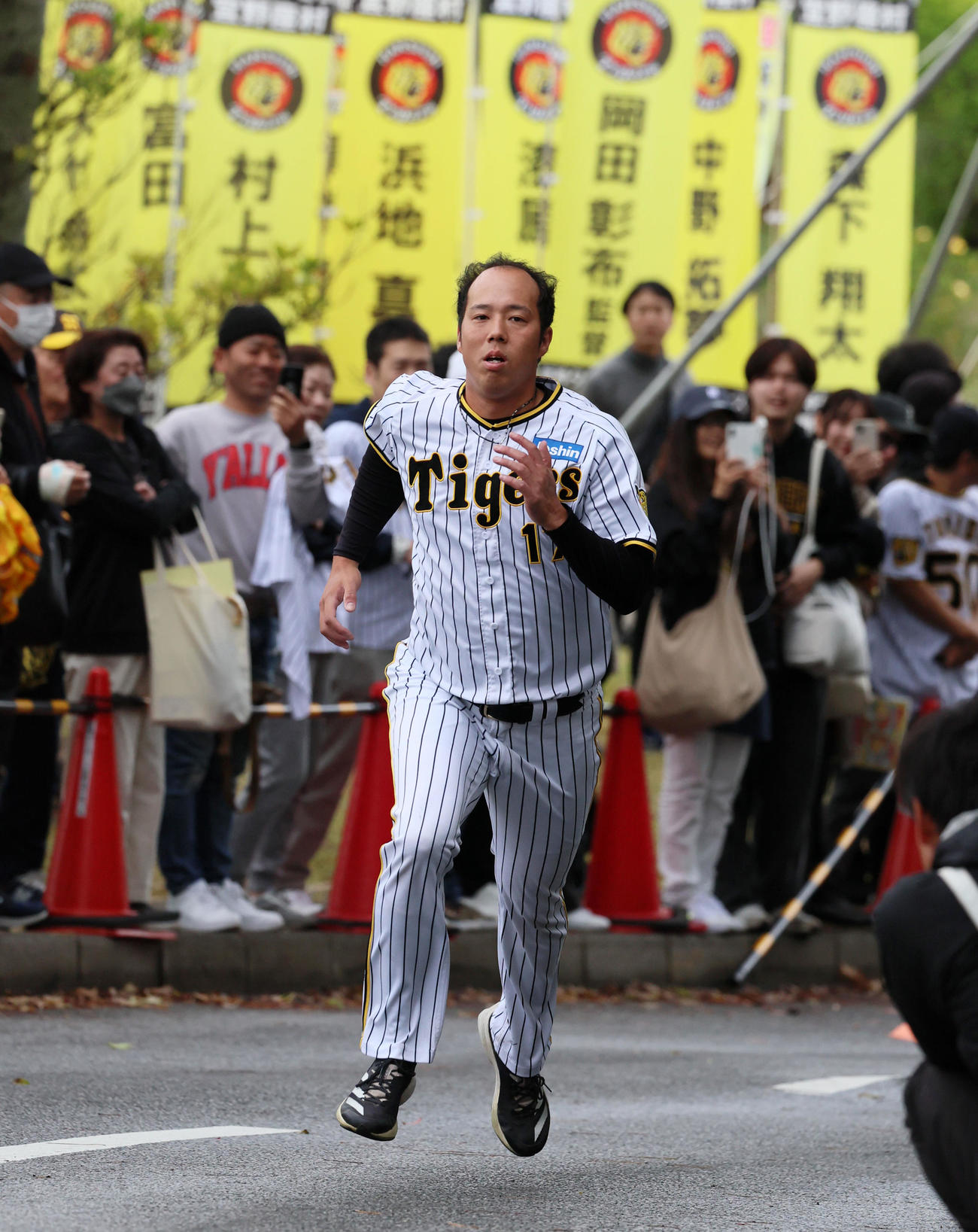 坂道でダッシュする青柳（撮影・加藤哉）