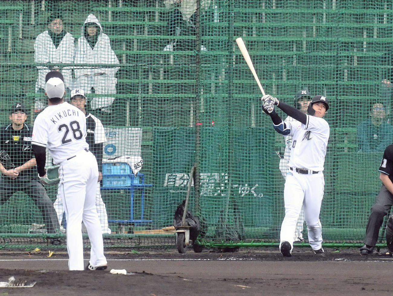 ライブBPで打席に臨むロッテ上田。投手菊地（撮影・滝沢徹郎）