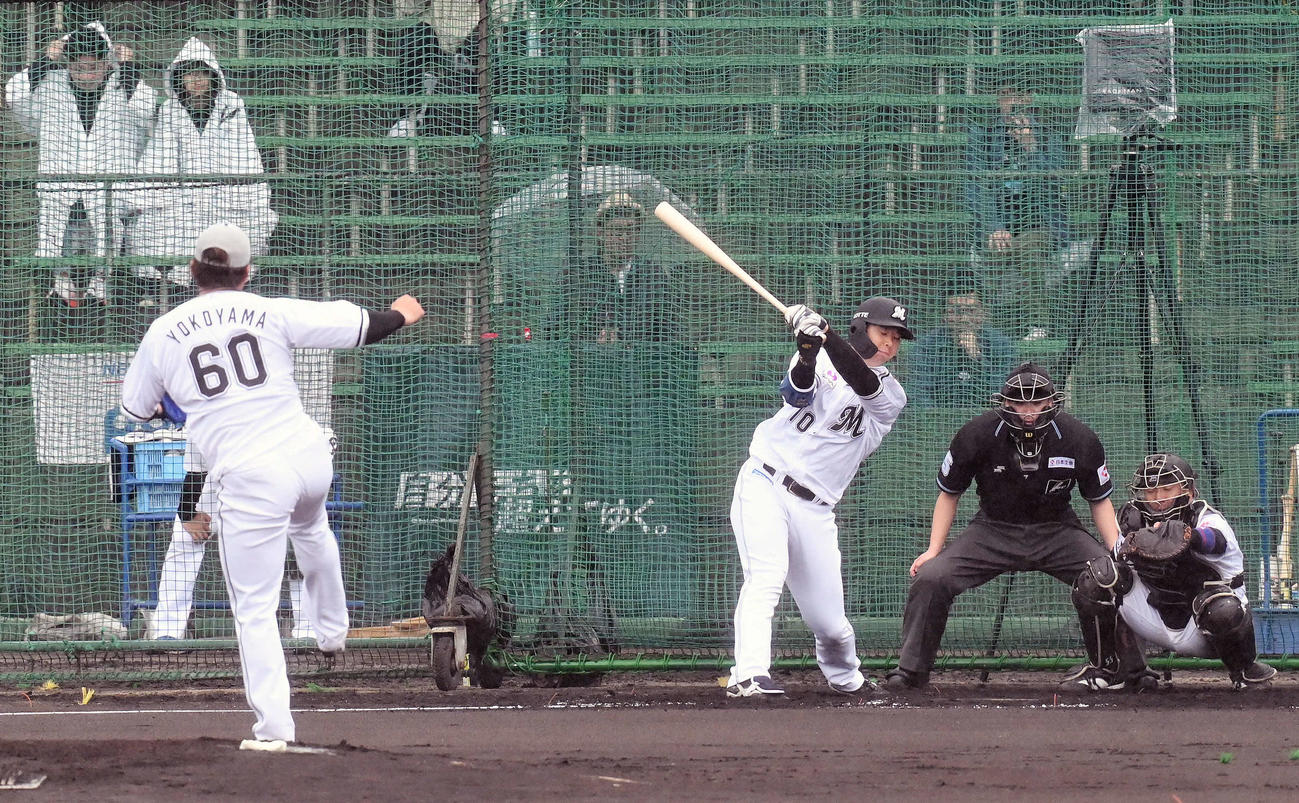 ライブBPでロッテ横山（手前）は上田を空振り三振に仕留める（撮影・滝沢徹郎）