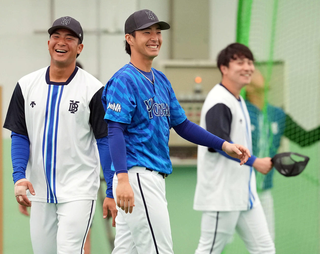 練習で笑顔を見せるDeNAドラフト1位の度会（中央）。左から勝又、1人おいて佐野（撮影・たえ見朱実）
