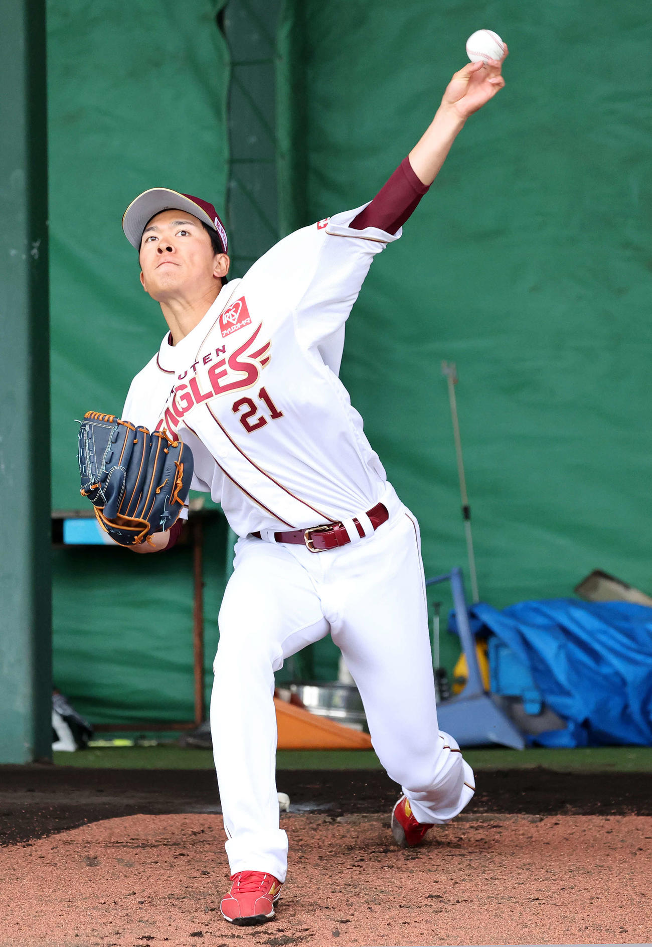 ブルペン投球する楽天早川（撮影・鈴木正人）