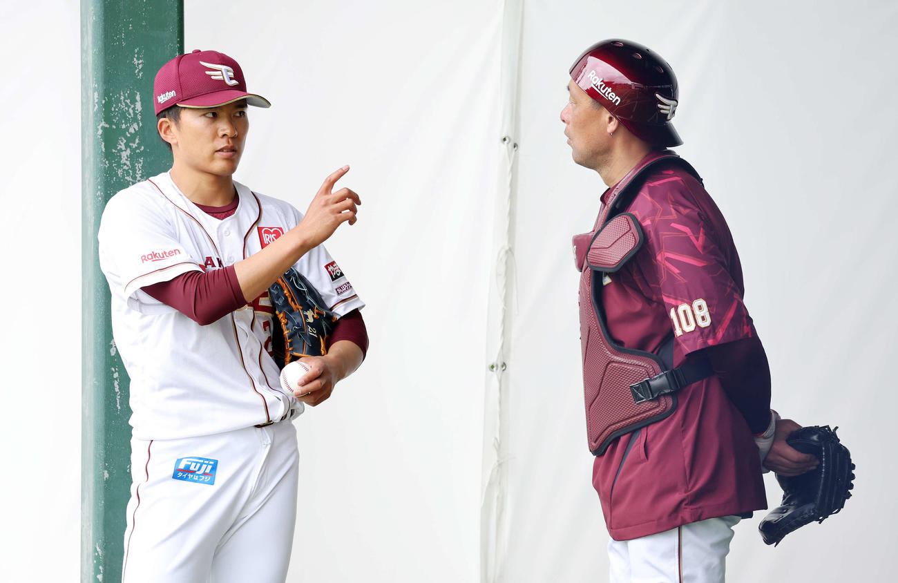 ブルペン投球を終え捕手と話す楽天早川（左）（撮影・鈴木正人）