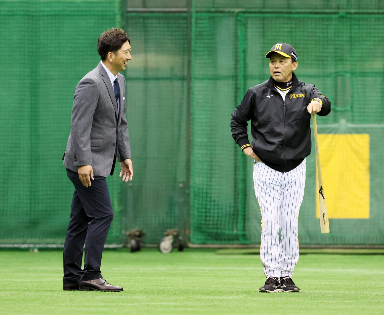 藤川球児SA（左）と話し合う岡田監督（撮影・加藤哉）