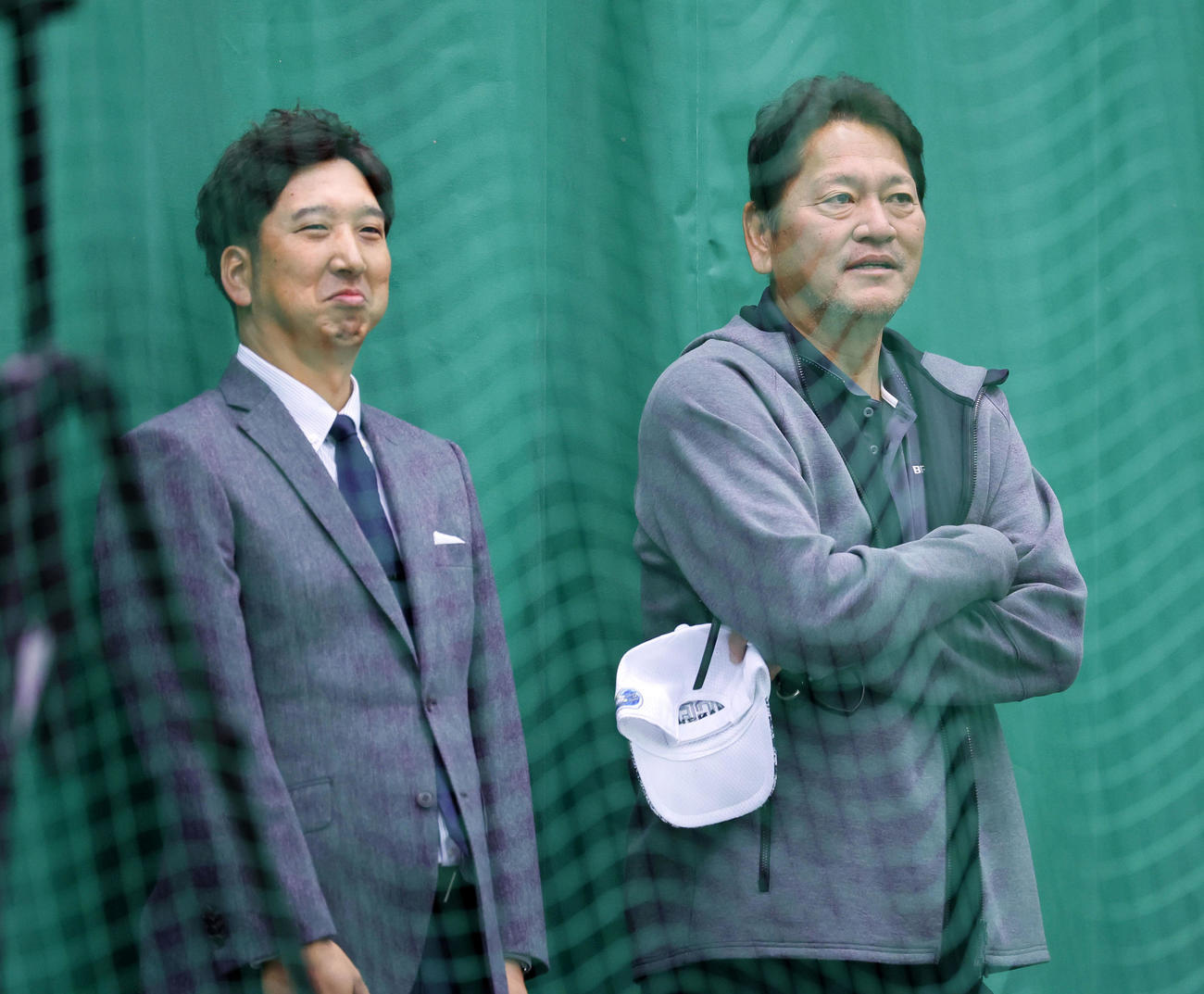 ブルペンで投球練習を見つめる藤川球児SA（左）と佐々木主浩氏（撮影・藤尾明華）