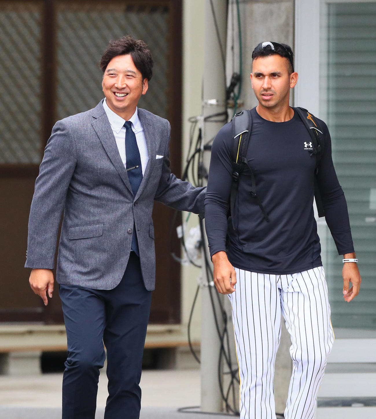 阪神ゲラ（右）と笑顔で話す藤川球団本部付SA（撮影・上山淳一）