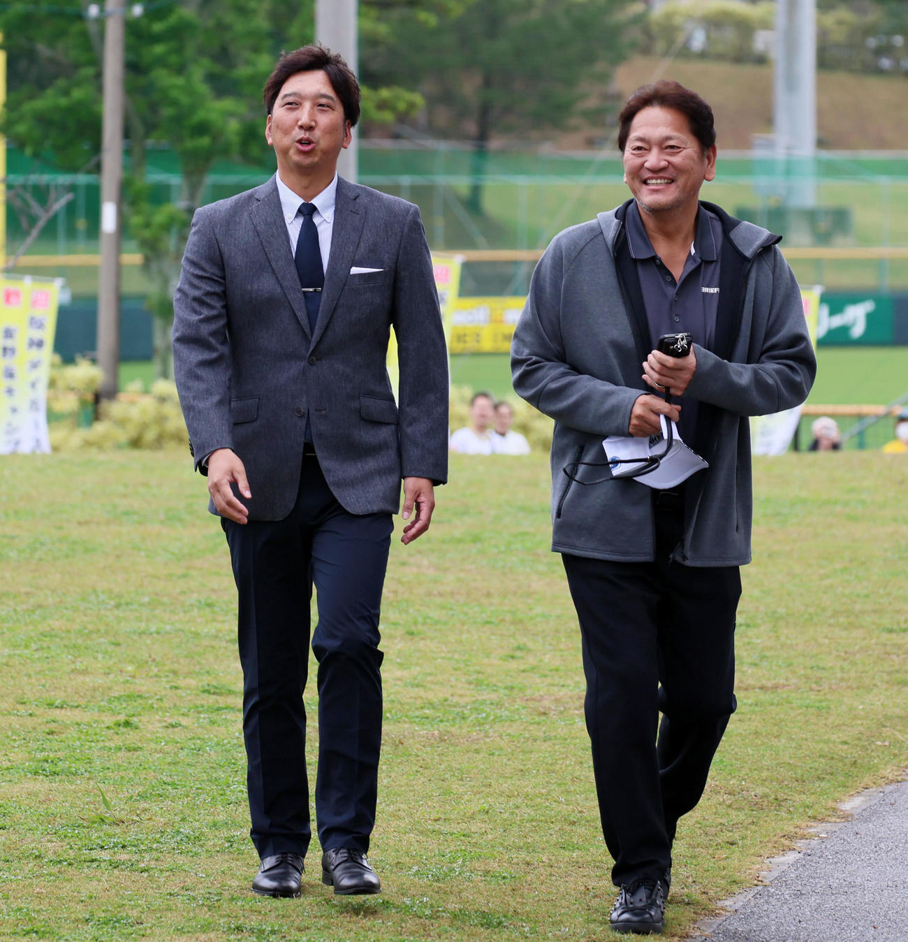 宜野座キャンプを視察した藤川SA（左）と日刊スポーツ評論家の佐々木主浩氏（撮影・加藤哉）