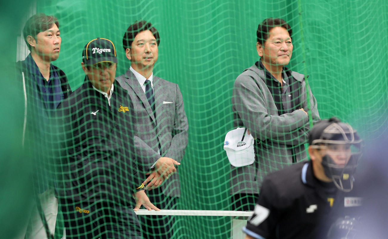 ブルペン後方から見学する左から金村暁氏、藤川SA、佐々木主浩氏（撮影・加藤哉）