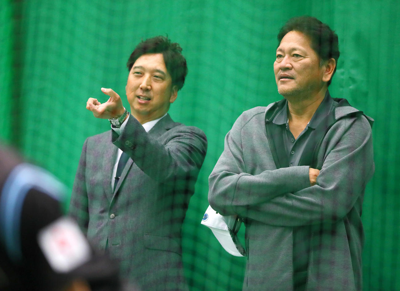 宜野座のブルペンを視察する日刊スポーツ評論家の佐々木主浩氏（右）と藤川球団本部付SA（撮影・上山淳一）