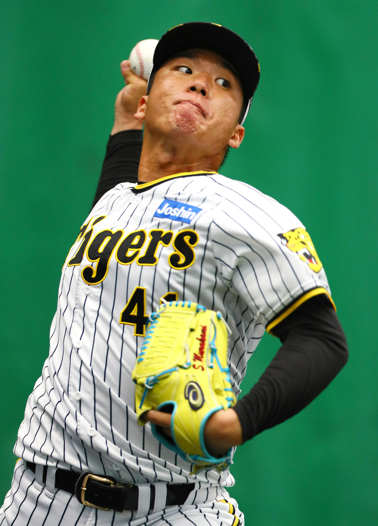 ブルペンで投げ込む阪神村上（撮影・上山淳一）