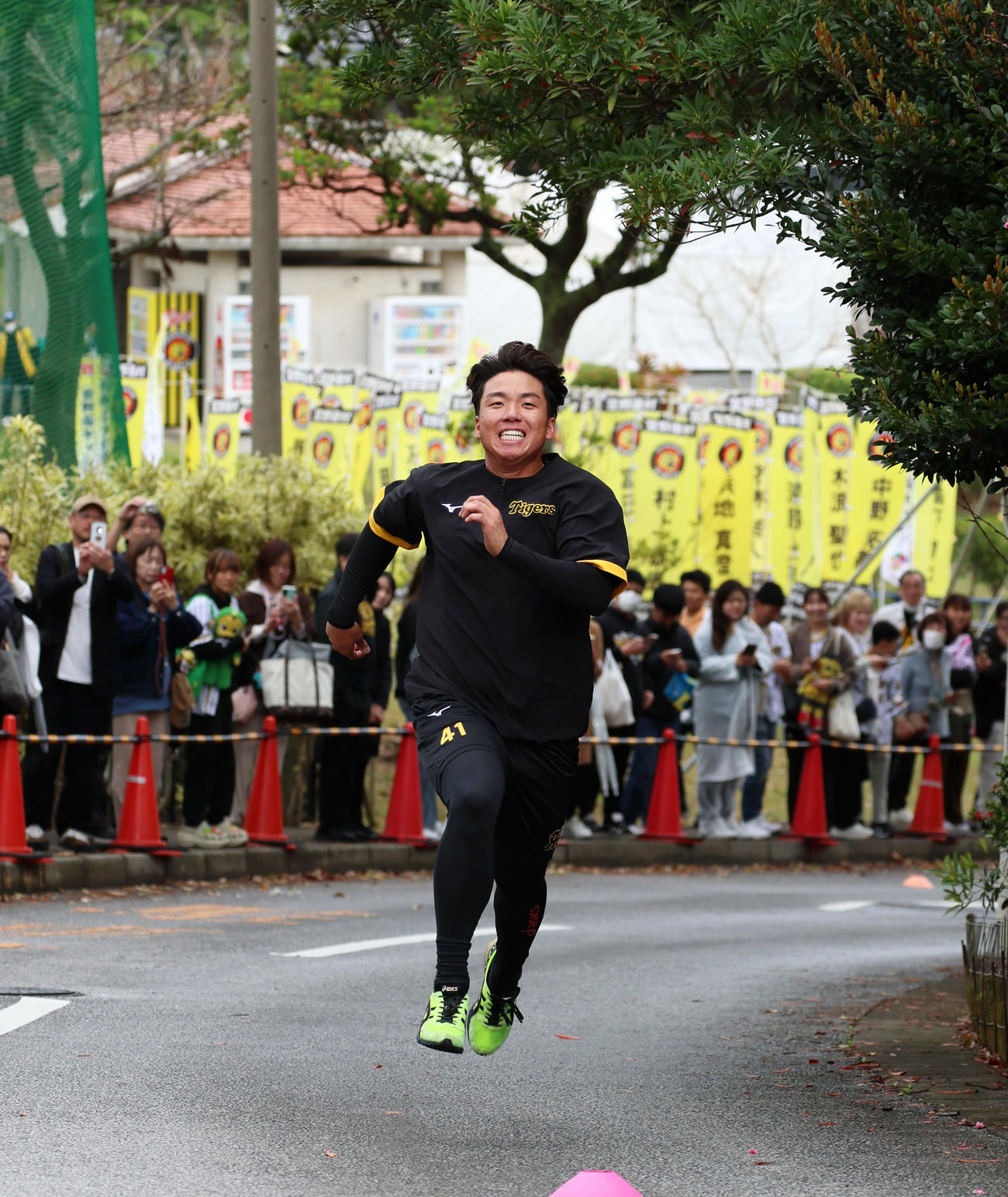 坂道でダッシュする阪神村上（撮影・加藤哉）