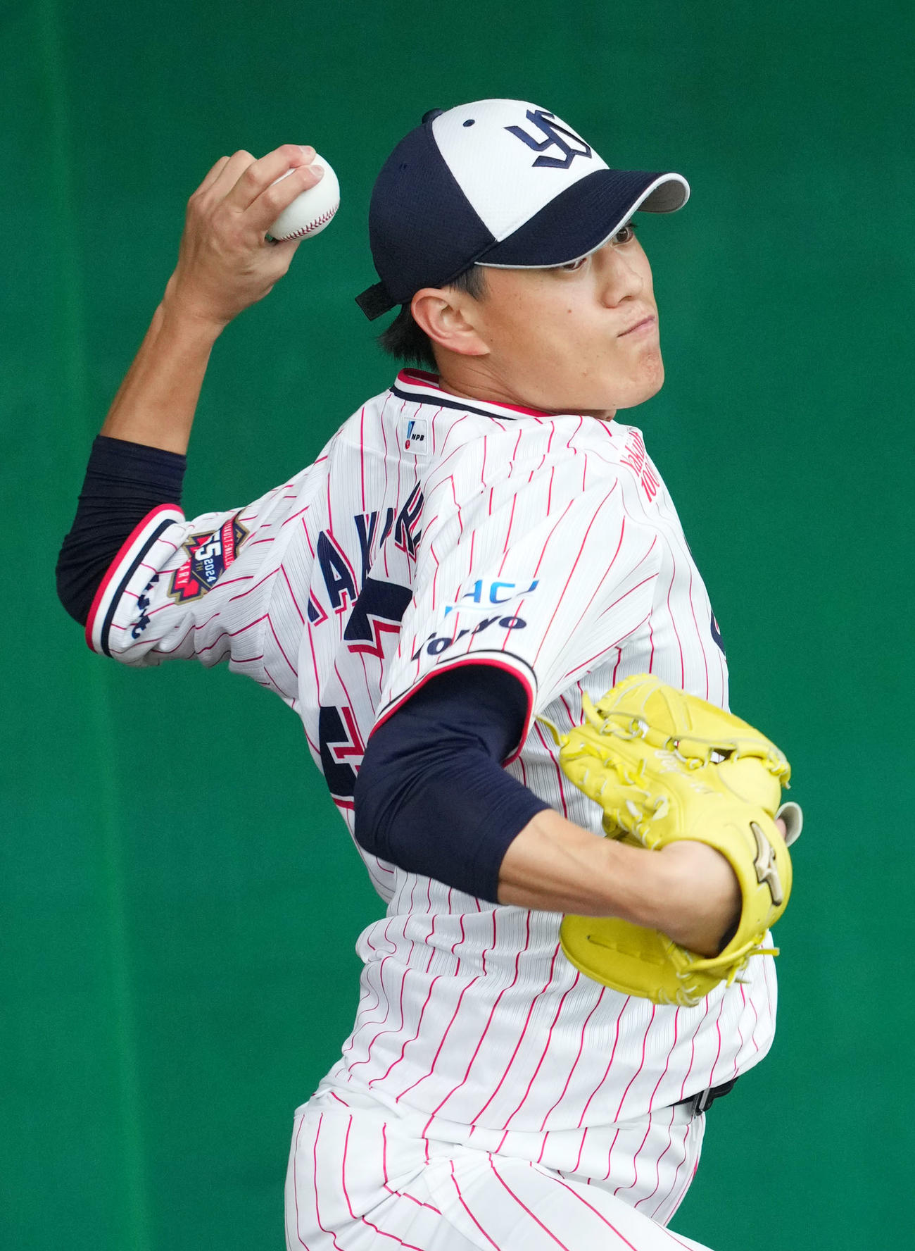 ブルペンで投球練習をするヤクルト高橋（撮影・横山健太）