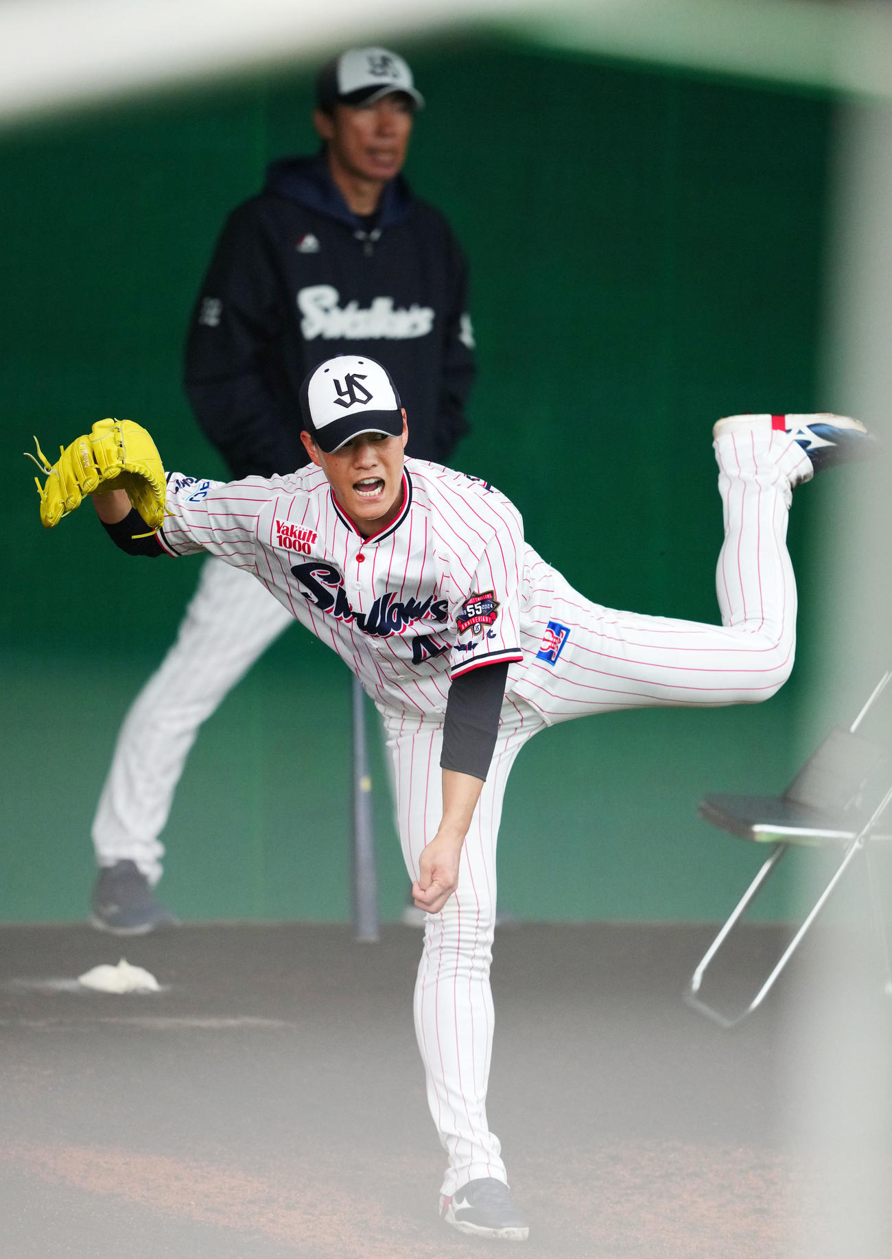 ヤクルト高津監督（奥）が見つめる中、ブルペンで投球練習をする高橋（撮影・横山健太）
