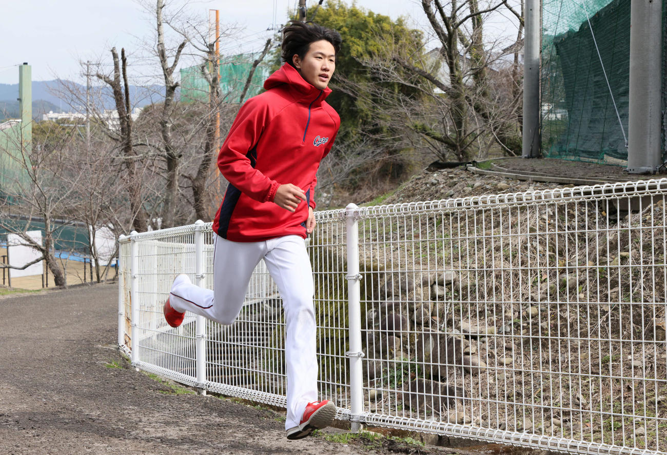 坂道ダッシュをする広島日高（撮影・加藤孝規）
