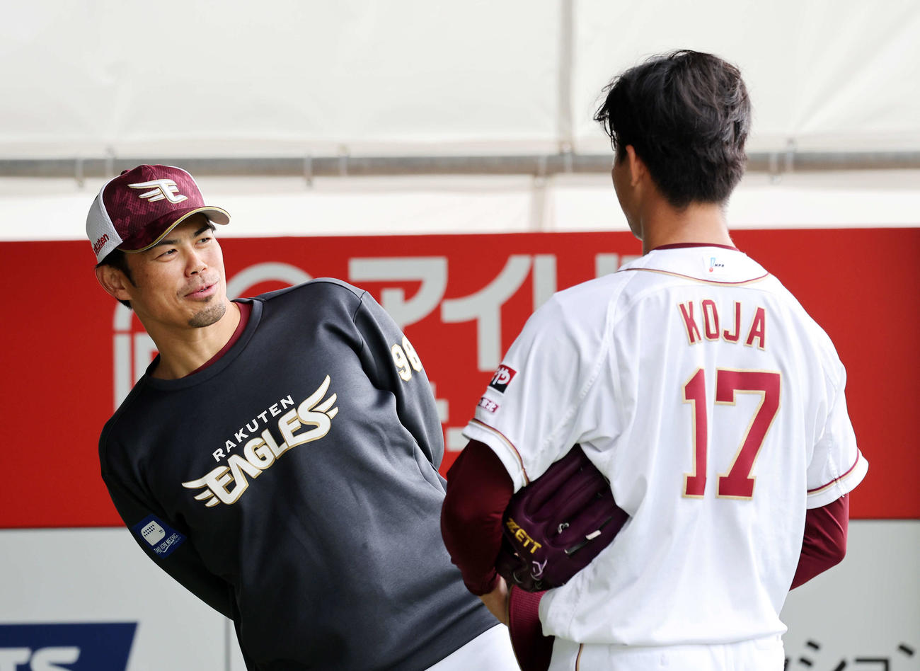 ブルペン投球を終え、今江監督と話す古謝