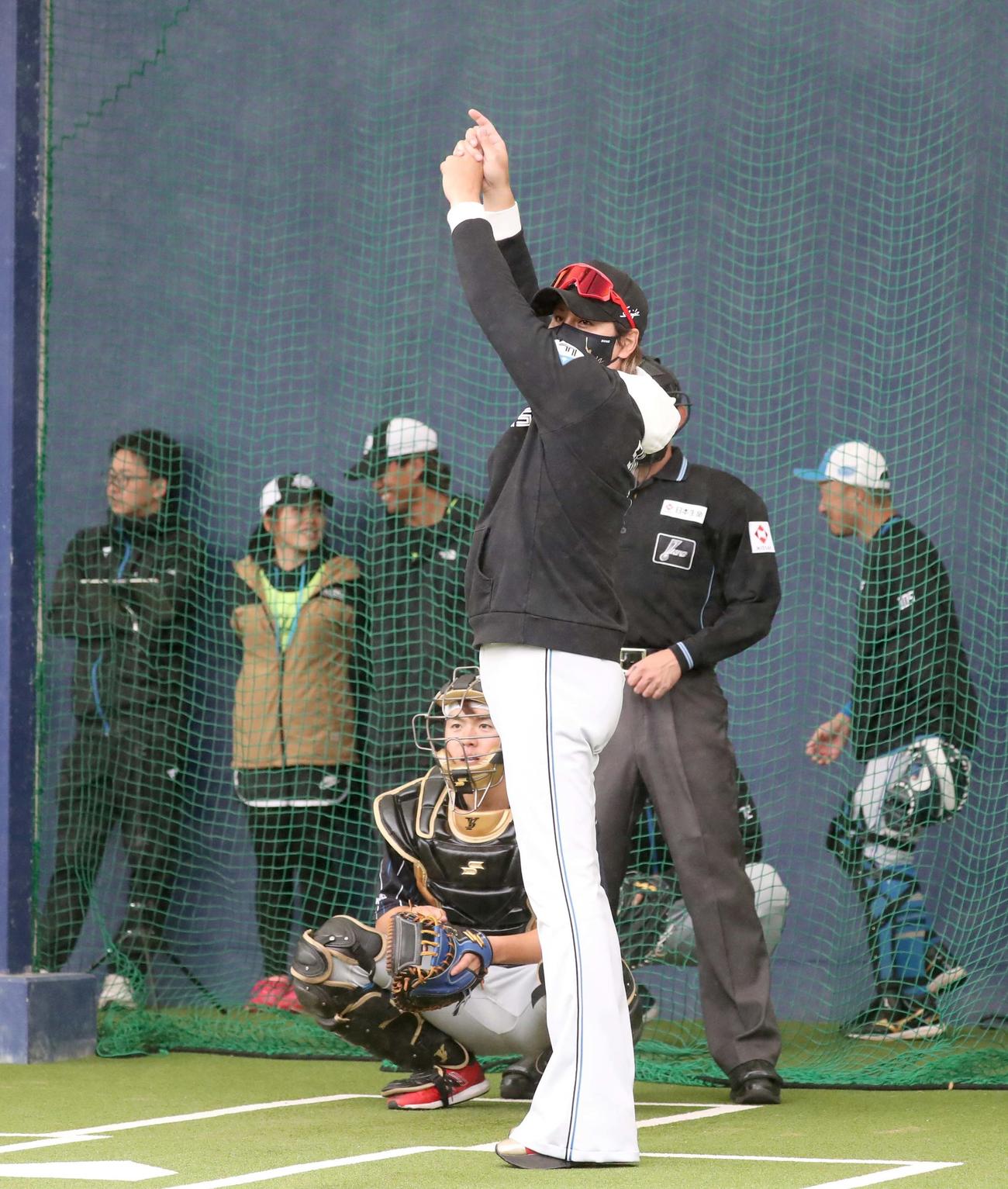 ブルペンで投球する山崎の打席に立つ日本ハム新庄監督（撮影・黒川智章）
