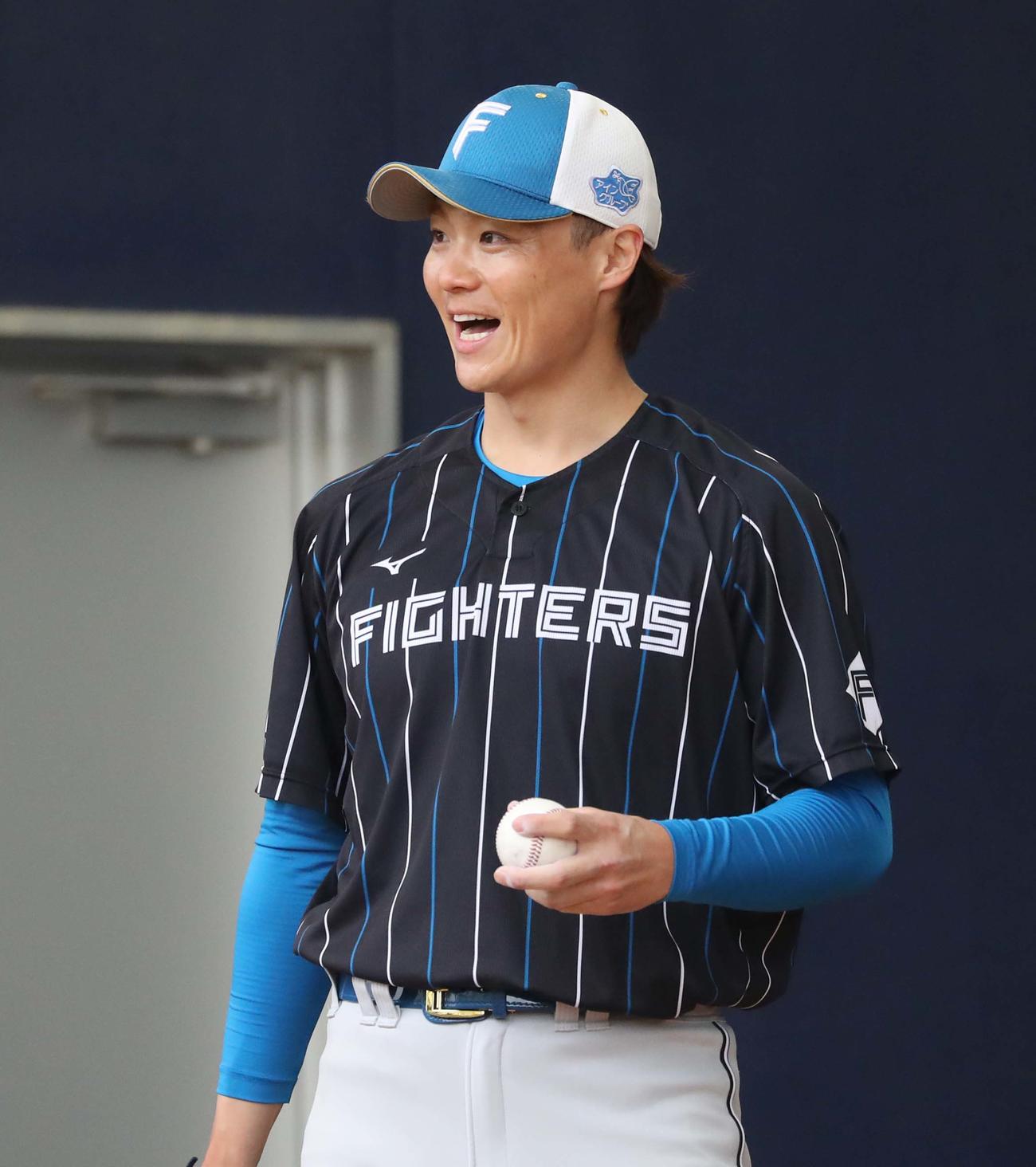 ブルペンで笑顔を見せる日本ハム山崎（撮影・黒川智章）