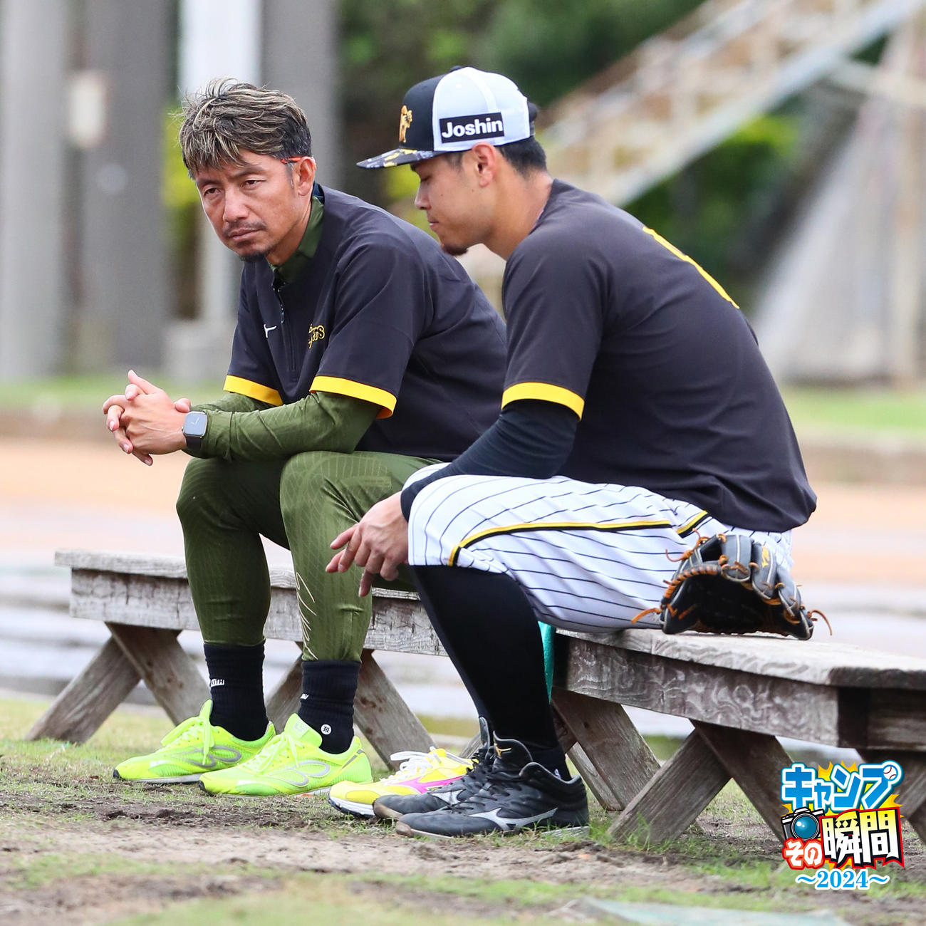 個別守備の練習を終えた阪神佐藤輝明（手前）に話す鳥谷敬臨時コーチ（撮影・上山淳一）