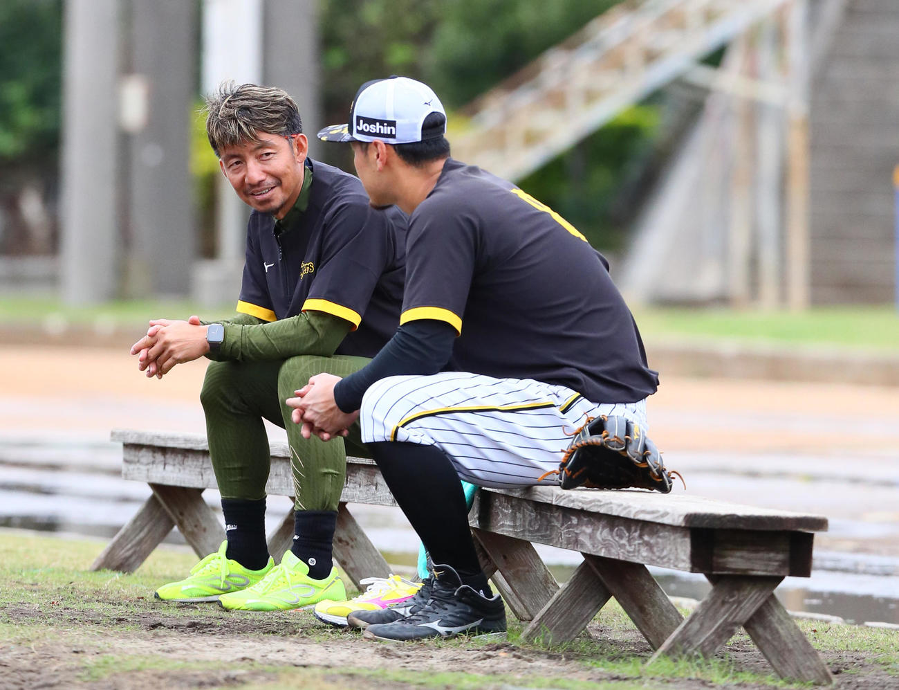 阪神佐藤輝（手前）への個別指導を終えた鳥谷臨時コーチは、笑顔で語りかける（撮影・上山淳一）