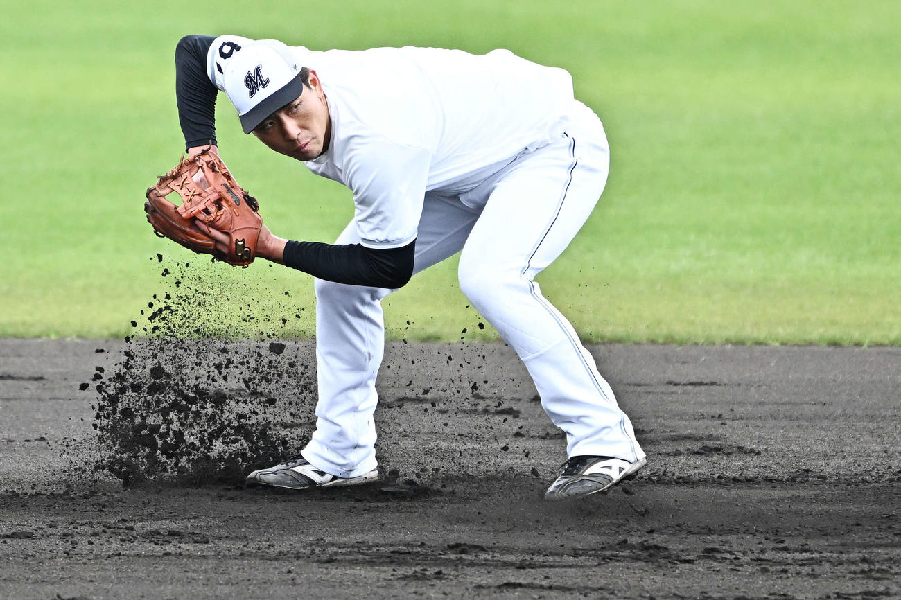 ライブBPで安打性の打球を何本も放ったロッテ茶谷。その後の特守でボールを追い、勢いよく土が飛びました。正遊撃手を狙い集中する表情が印象的でした（撮影・滝沢徹郎）