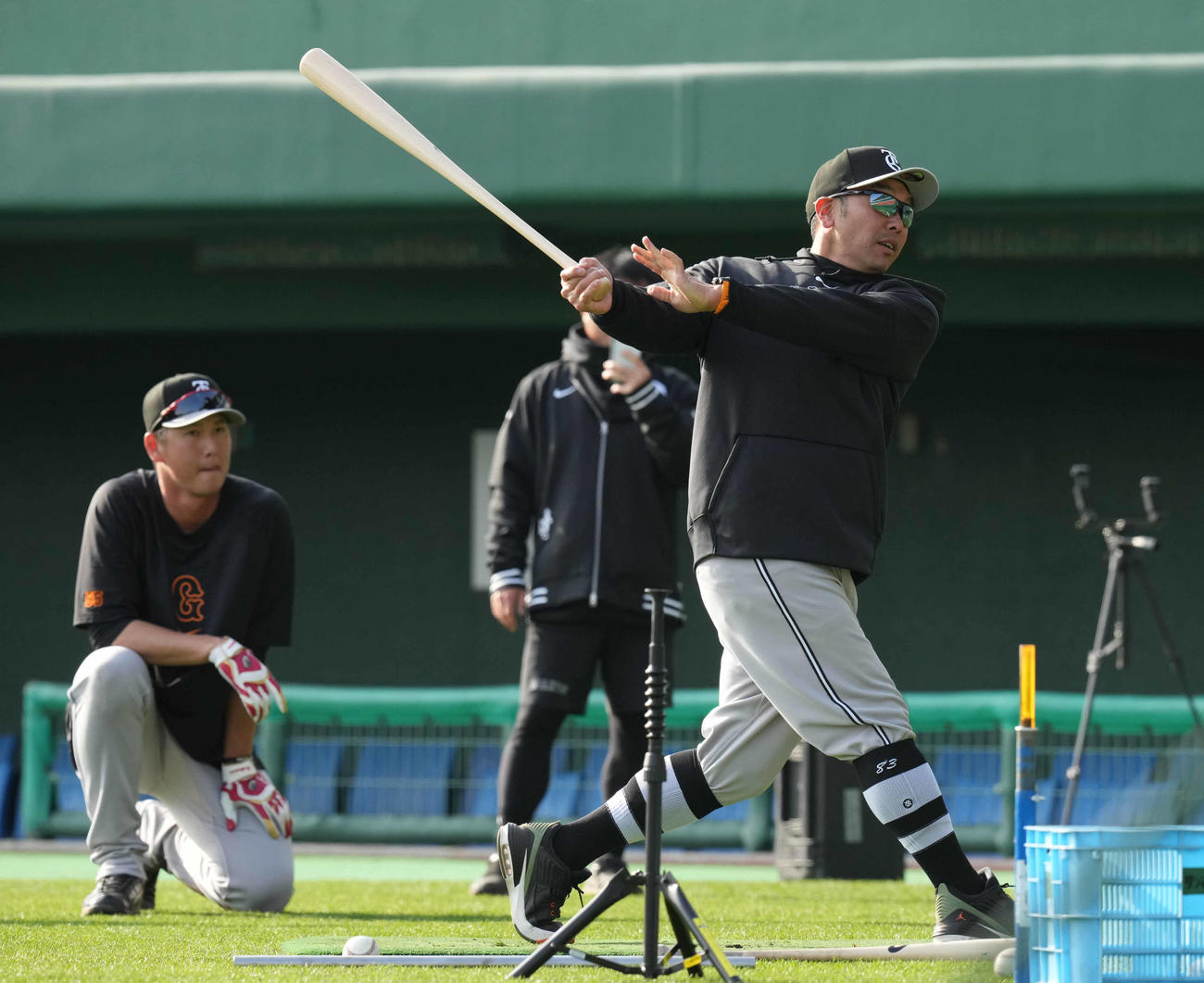 秋広（左）に打撃指導する巨人阿部監督（撮影・鈴木みどり）