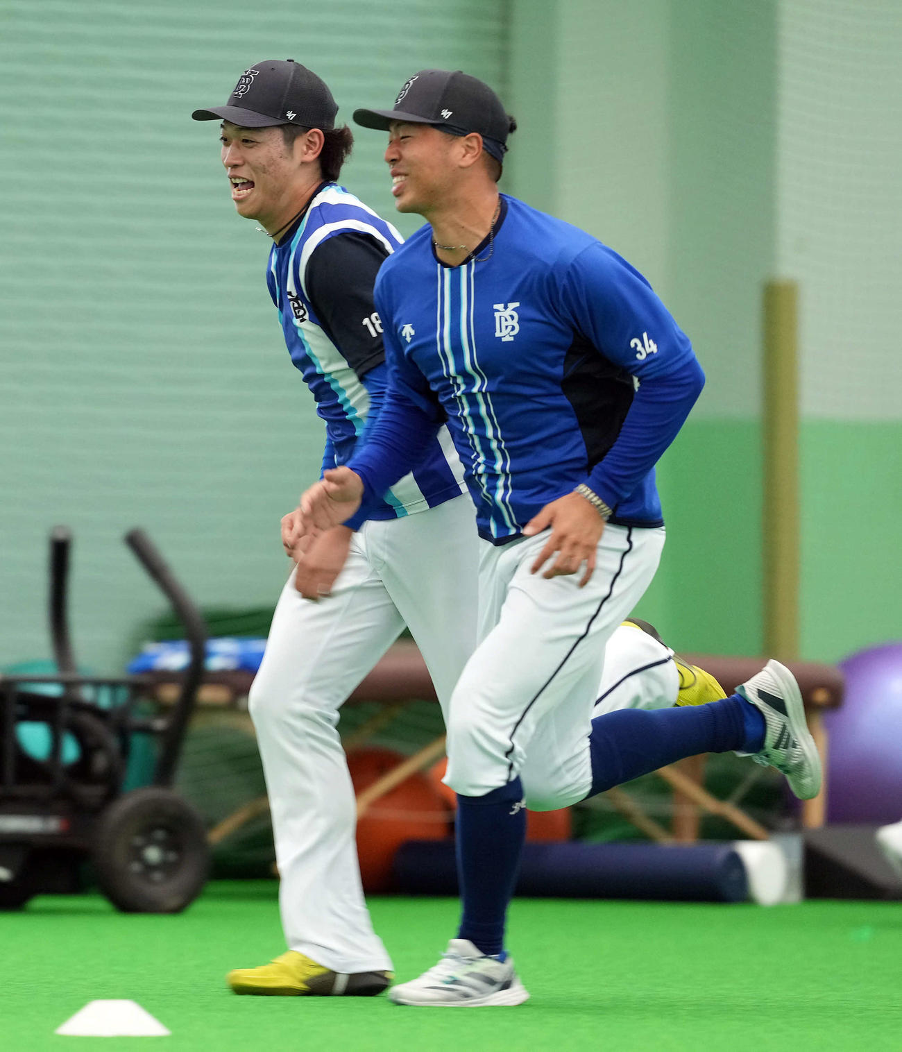 ウォームアップで笑顔を見せるDeNA小園。右は松本凌（撮影・たえ見朱実）