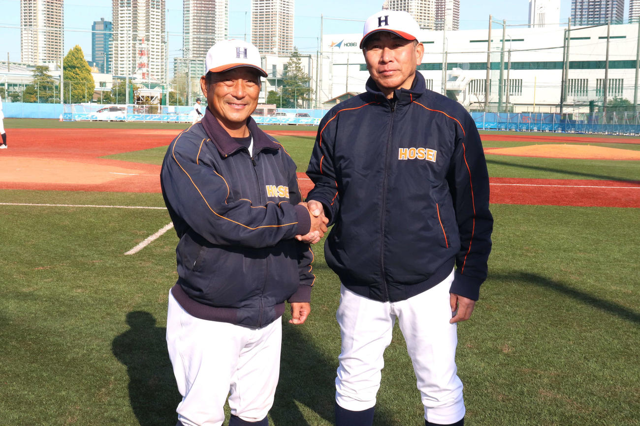 2月1日、助監督に就任した高村氏（右）とガッチリと握手を交わす法大の大島監督（撮影・保坂淑子）