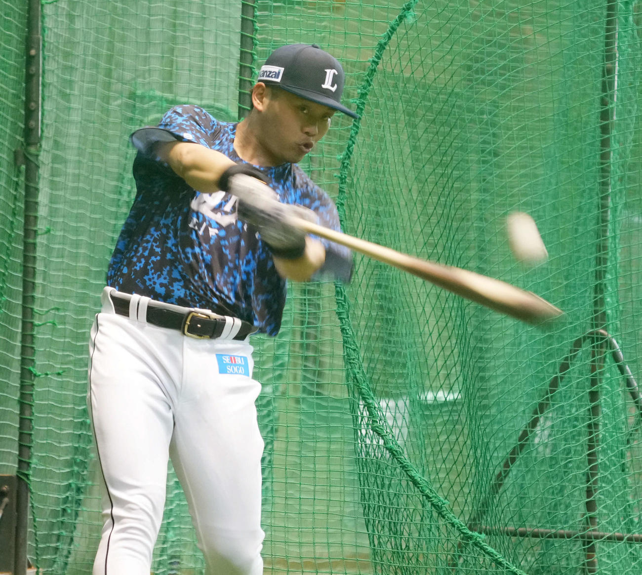 個別練習でフリー打撃をする西武蛭間（撮影・小沢裕）
