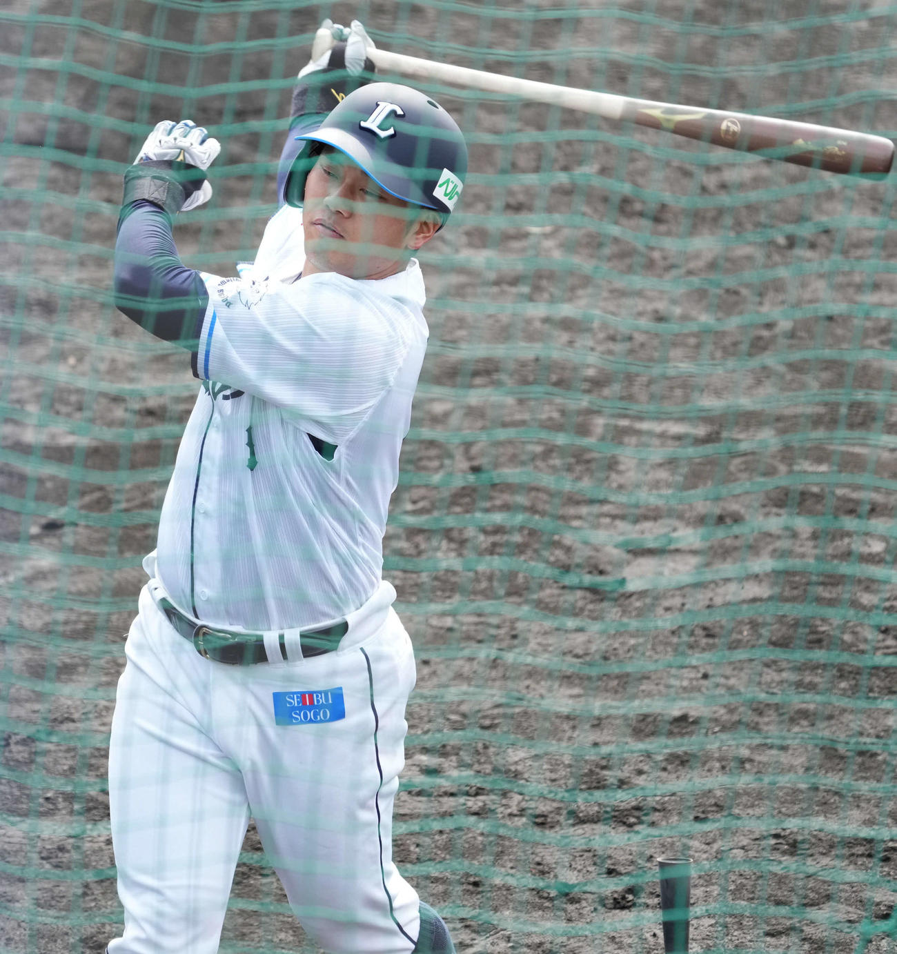 ティー打撃に臨む西武蛭間（撮影・小沢裕）