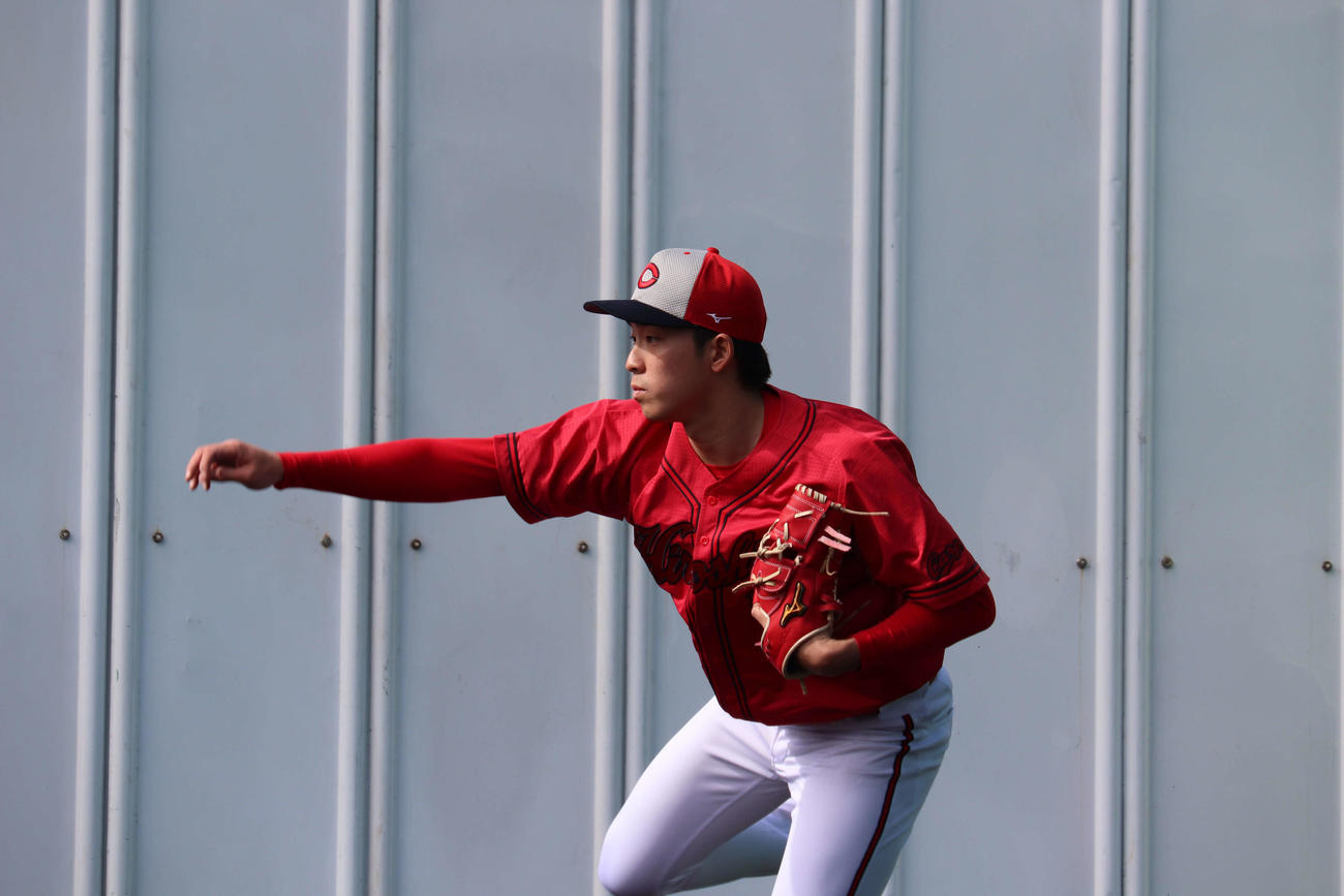 ブルペン投球する広島ドラフト1位の常広羽也斗（2024年2月7日撮影）