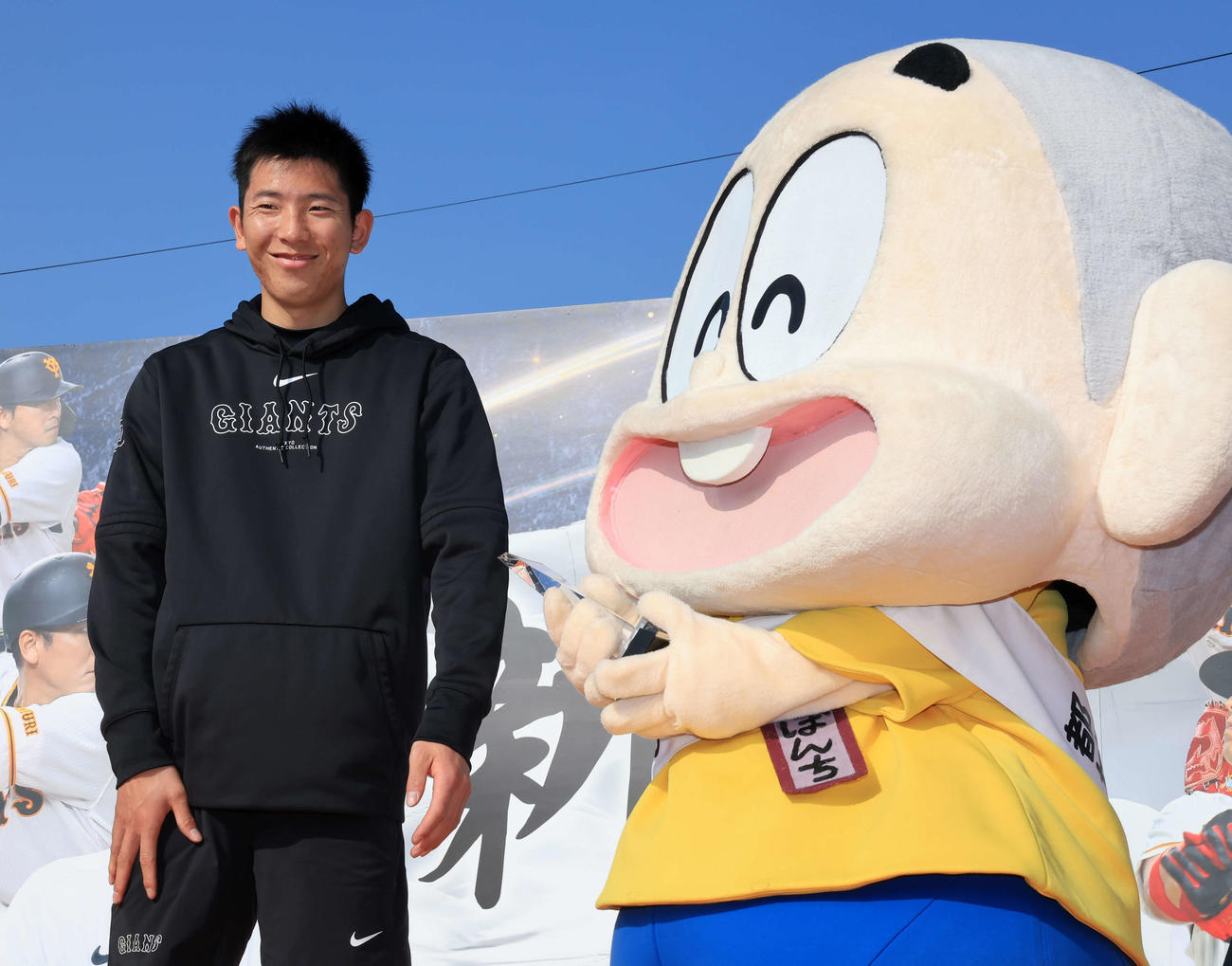 都城市市民栄誉賞を受賞した巨人戸郷は受け取ったトロフィーを、ご当地キャラのぼんち君に贈呈して笑顔（撮影・浅見桂子）