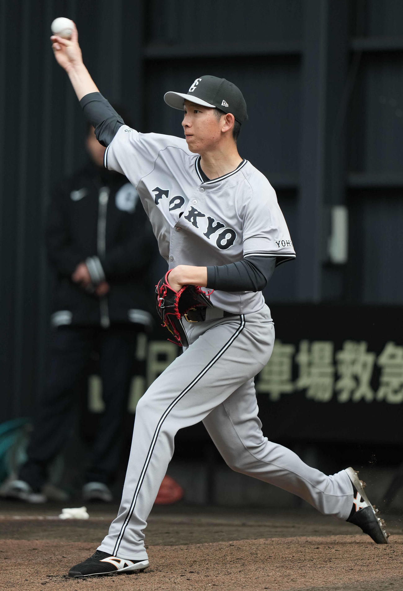 ブルペンで投球する巨人戸郷（撮影・鈴木みどり）