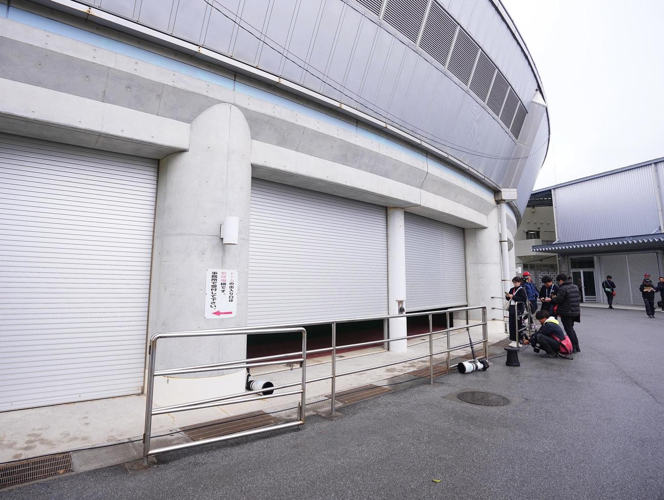 阪神春季キャンプ　サインプレーのため、シャッターが閉められる室内練習場（撮影・藤尾明華）