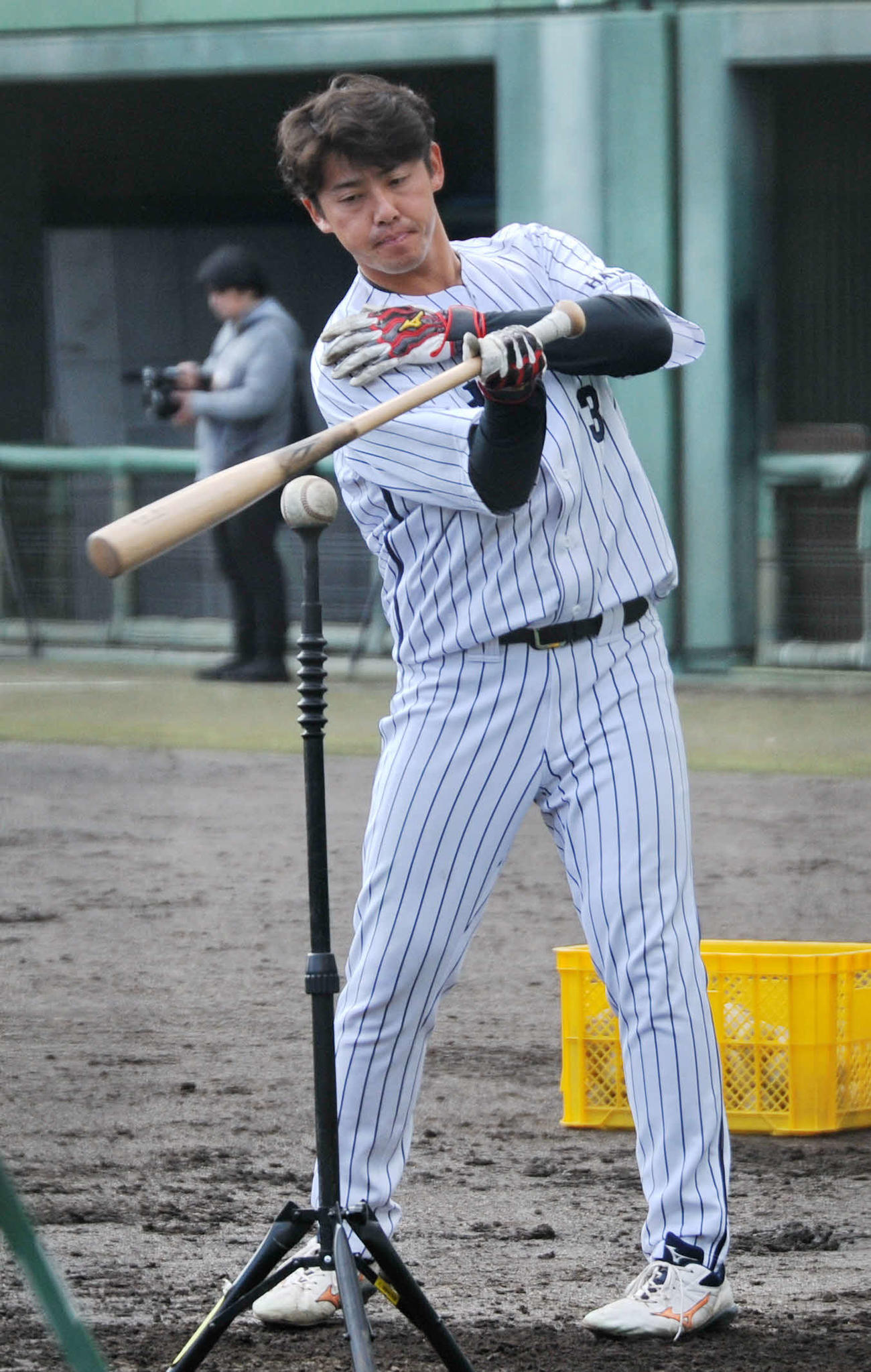 右肩の動きを確認しながら、ティー打撃に励む平湯外野手(2024年2月7日撮影)　