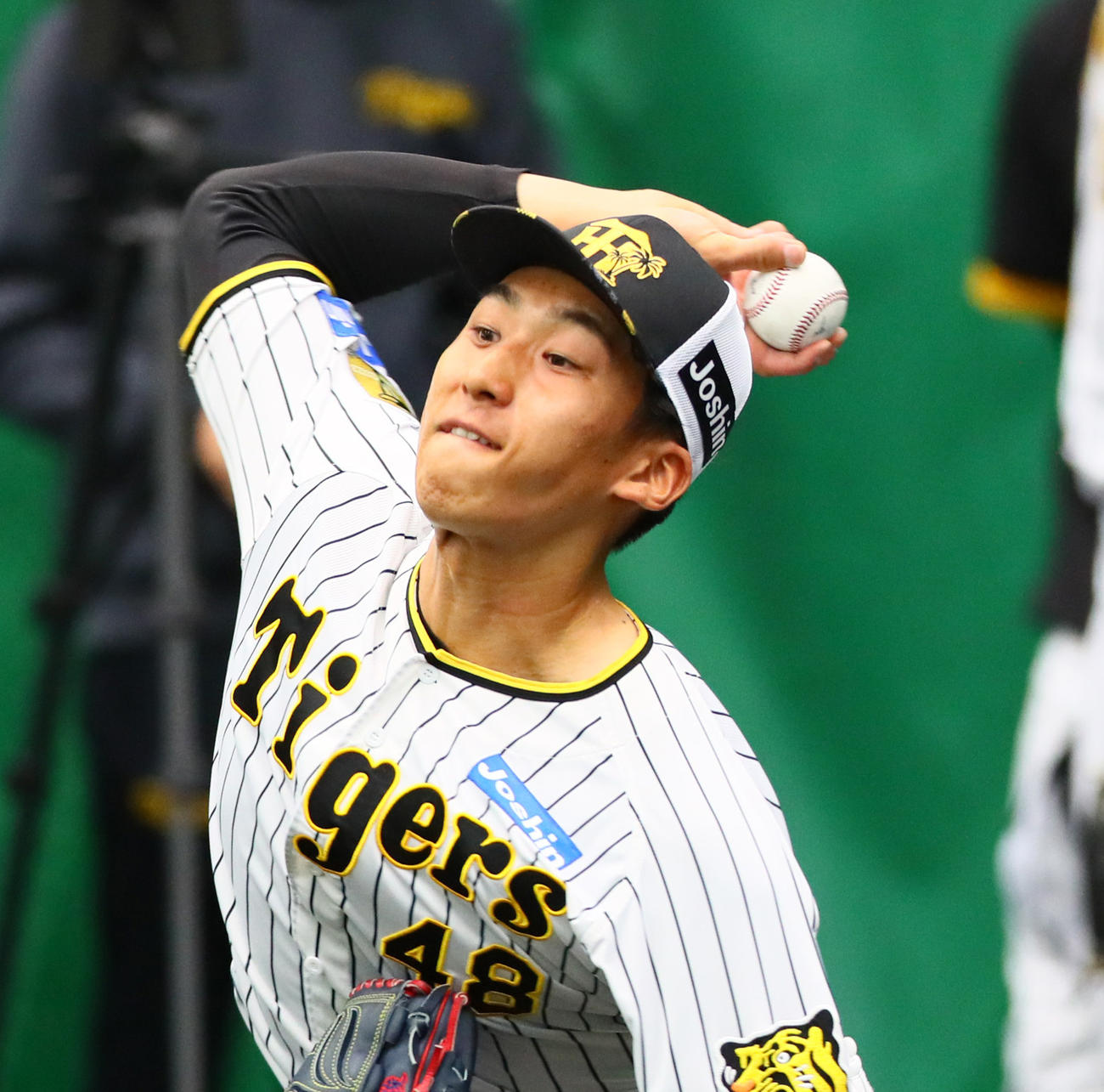 ブルペンで力投する阪神茨木（撮影・上山淳一）