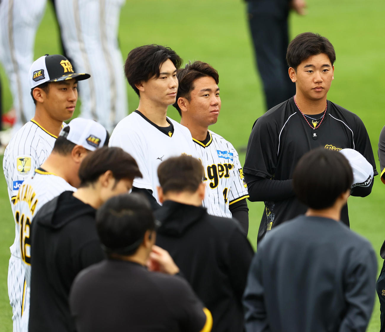 7日、円陣で話を聞く、左から茨木、湯浅、村上、門別