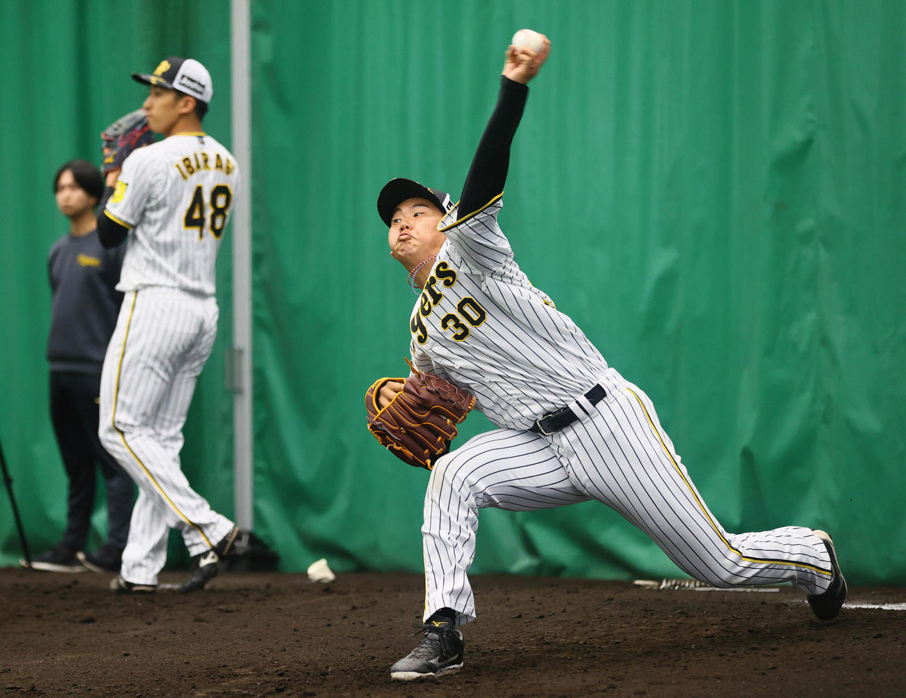 ブルペンで投球する阪神門別（手前）と茨木（撮影・上山淳一）