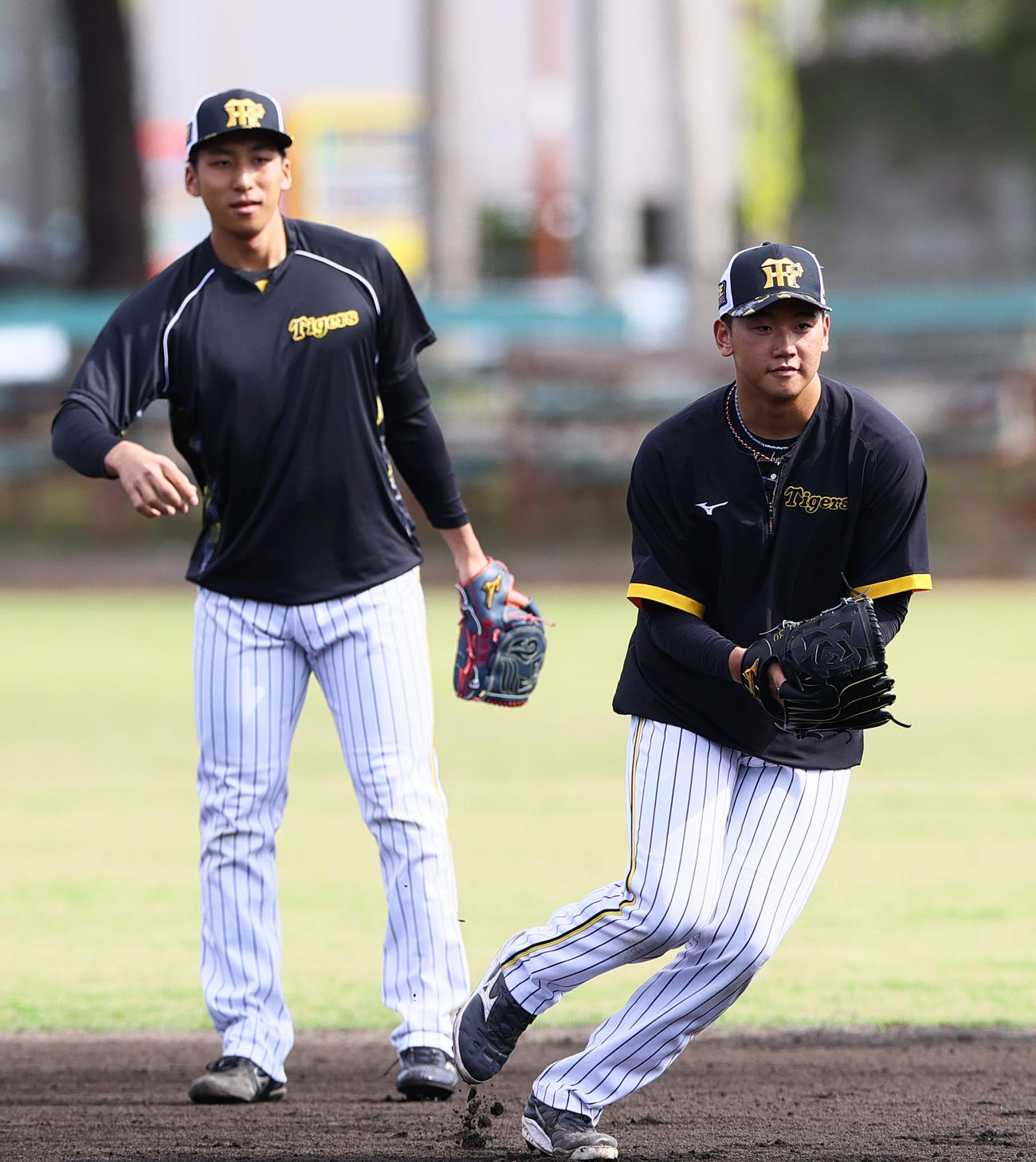 6日、投内連係に臨む茨木（左）と門別