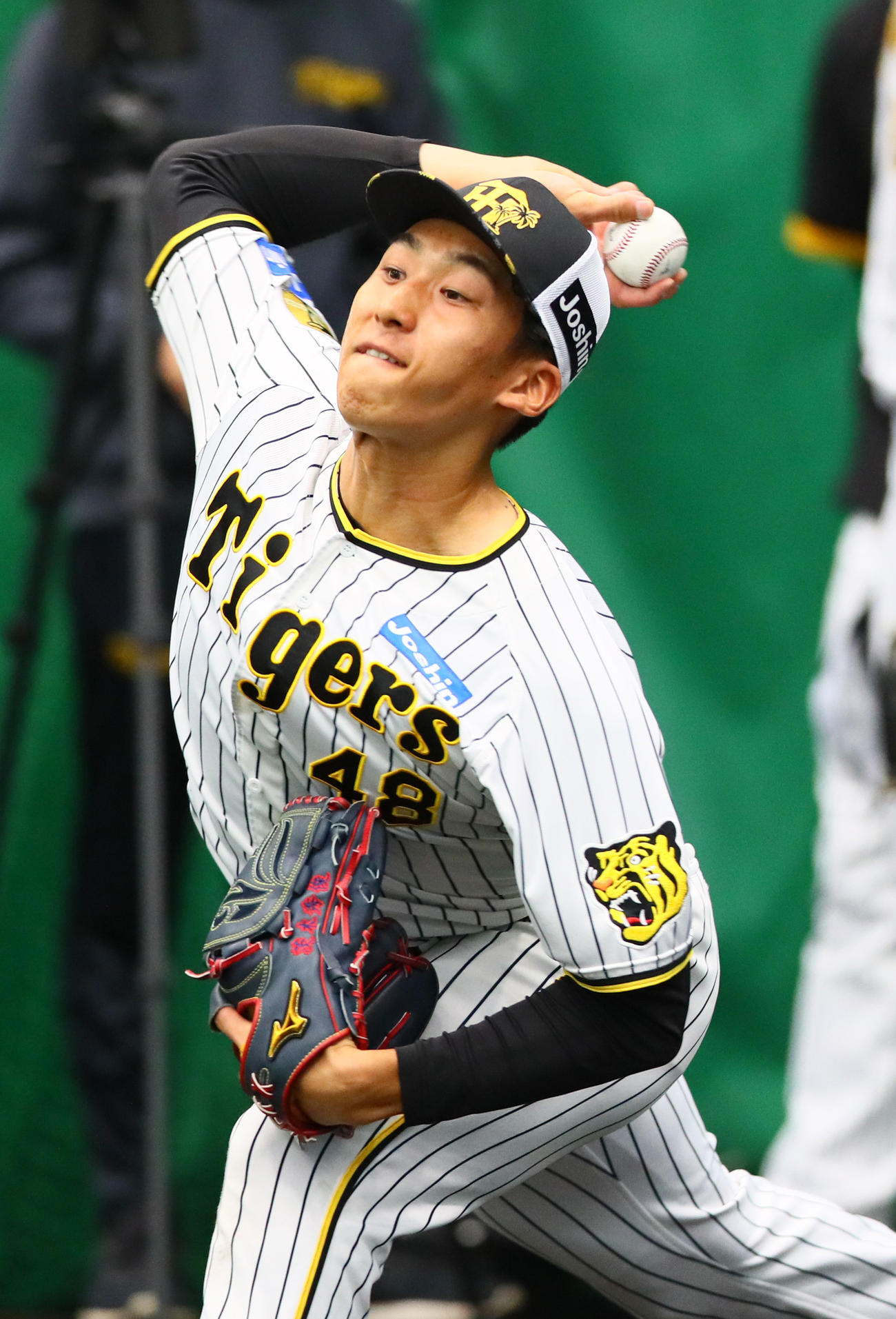 ブルペンで力投する阪神茨木（撮影・上山淳一）