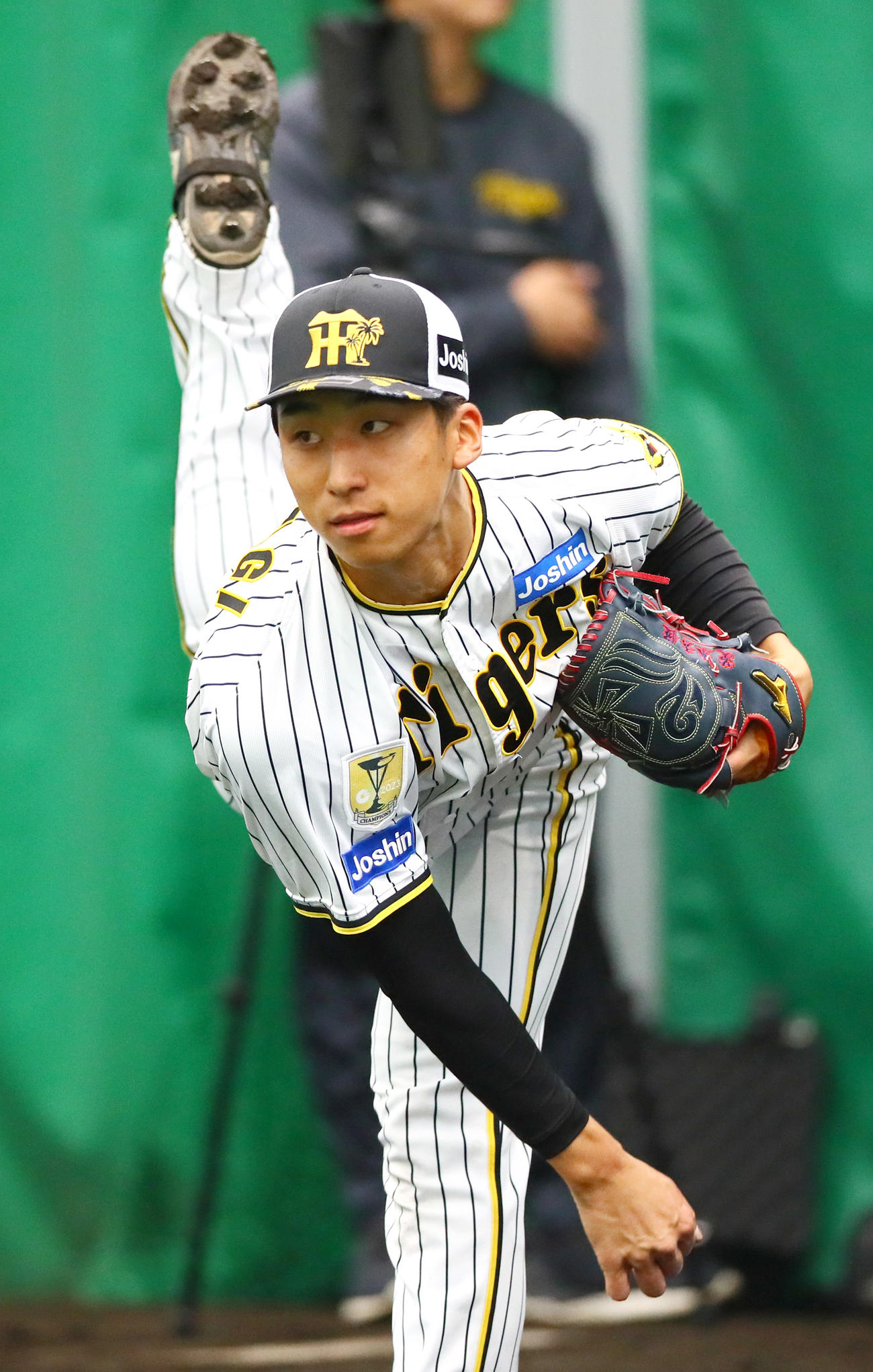 ブルペンで投げ込む阪神茨木（撮影・上山淳一）