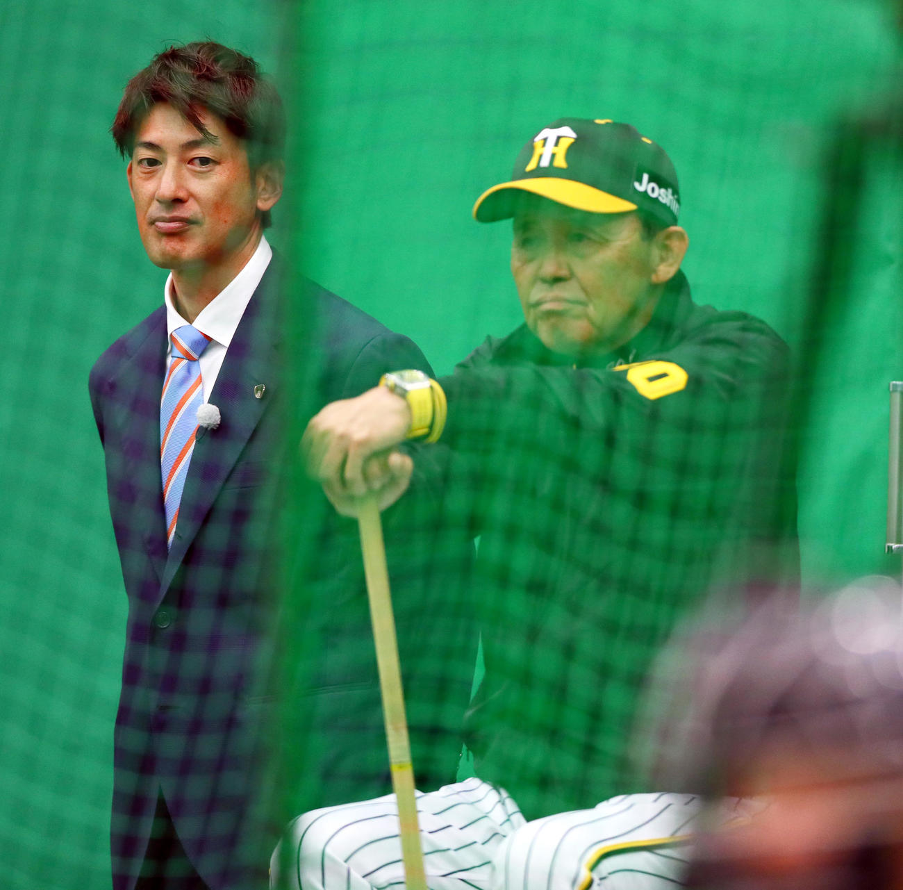 宜野座を視察する阪神OBの能見篤史氏。右は阪神岡田監督（撮影・上山淳一）