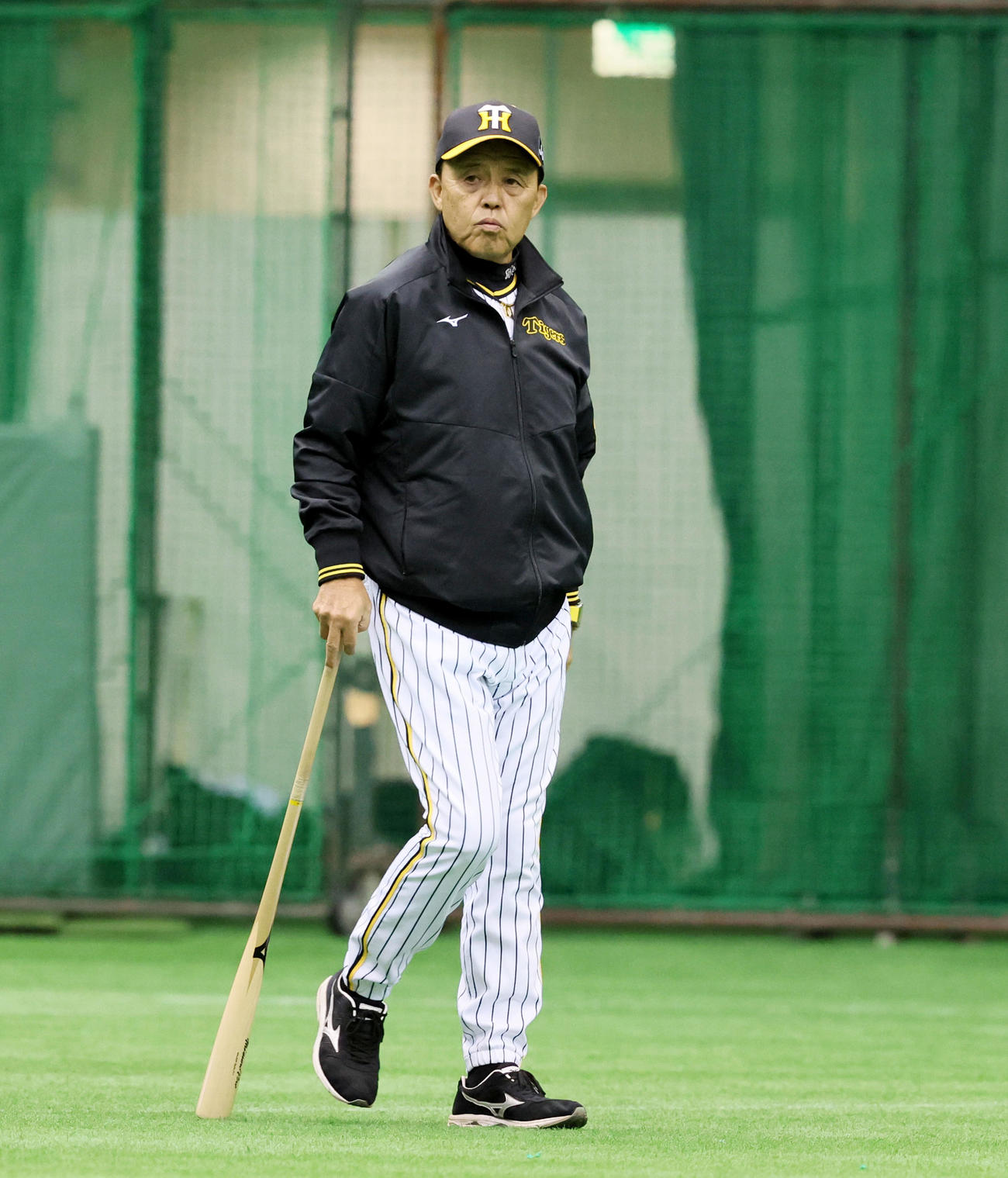ドーム内を移動する岡田監督（撮影・加藤哉）