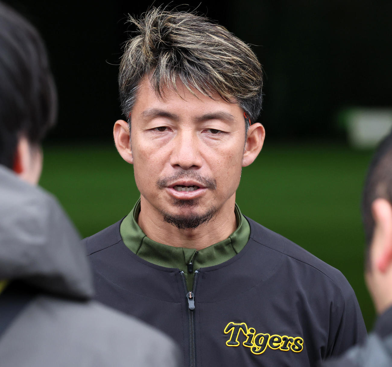 記者の質問に答える鳥谷臨時コーチ（撮影・加藤哉）