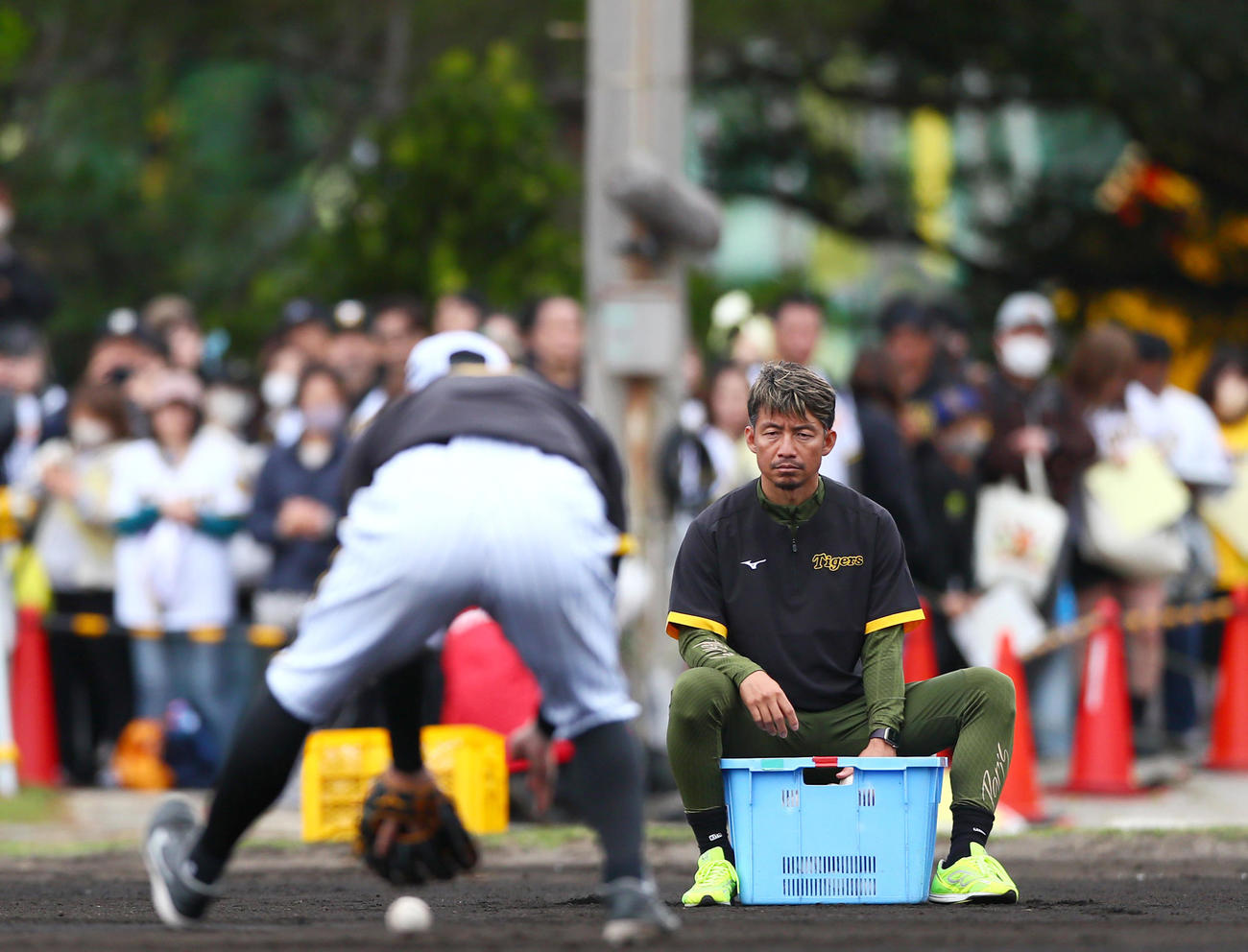 鳥谷臨時コーチ（右）は阪神佐藤輝の守備の指導をする（撮影・上山淳一）