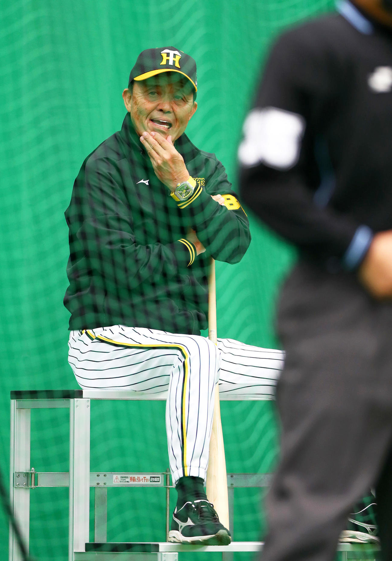 ブルペンをチェックする阪神岡田監督（撮影・上山淳一）