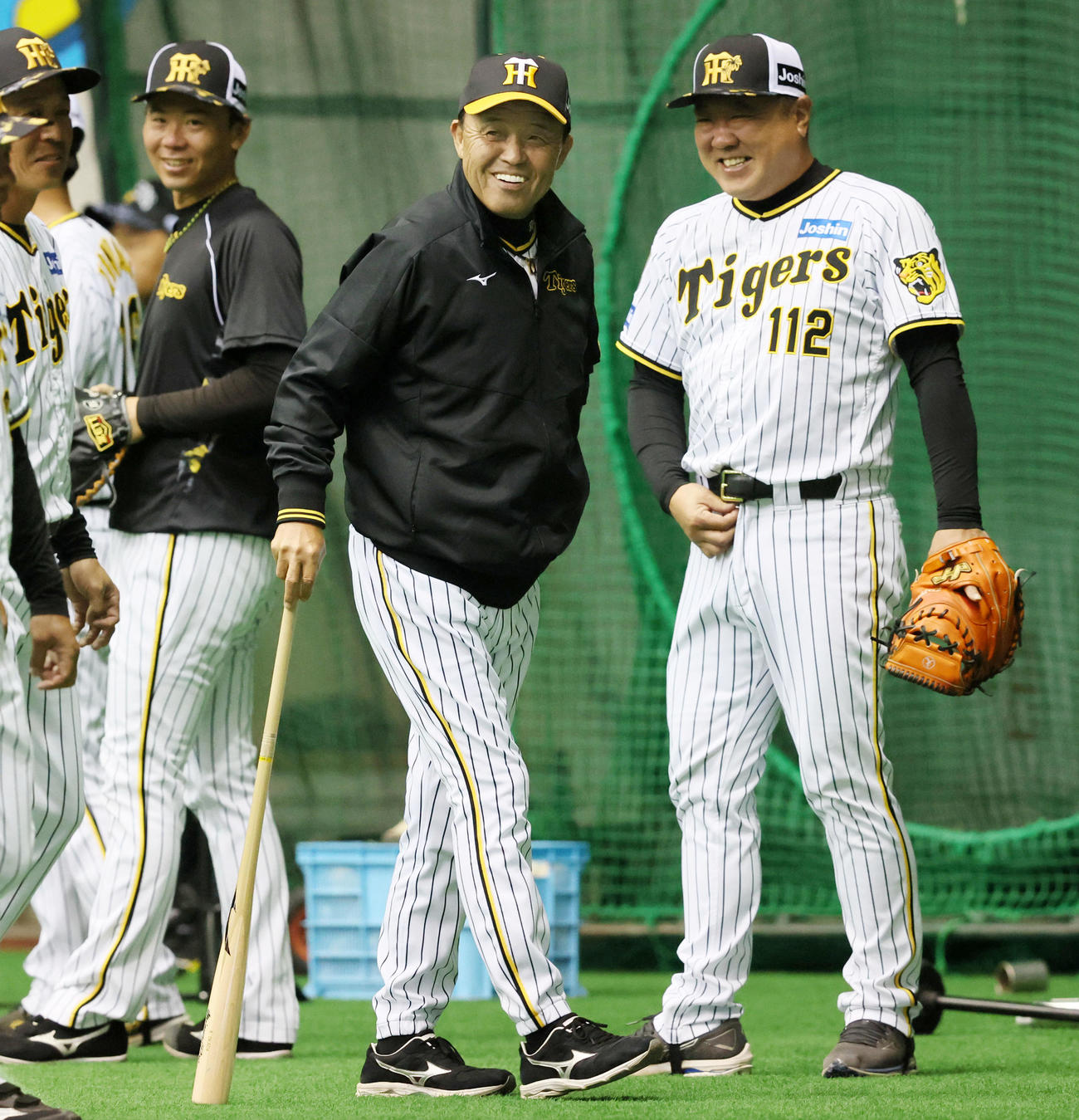 練習を見つめながら笑顔を見せる岡田監督（撮影・加藤哉）