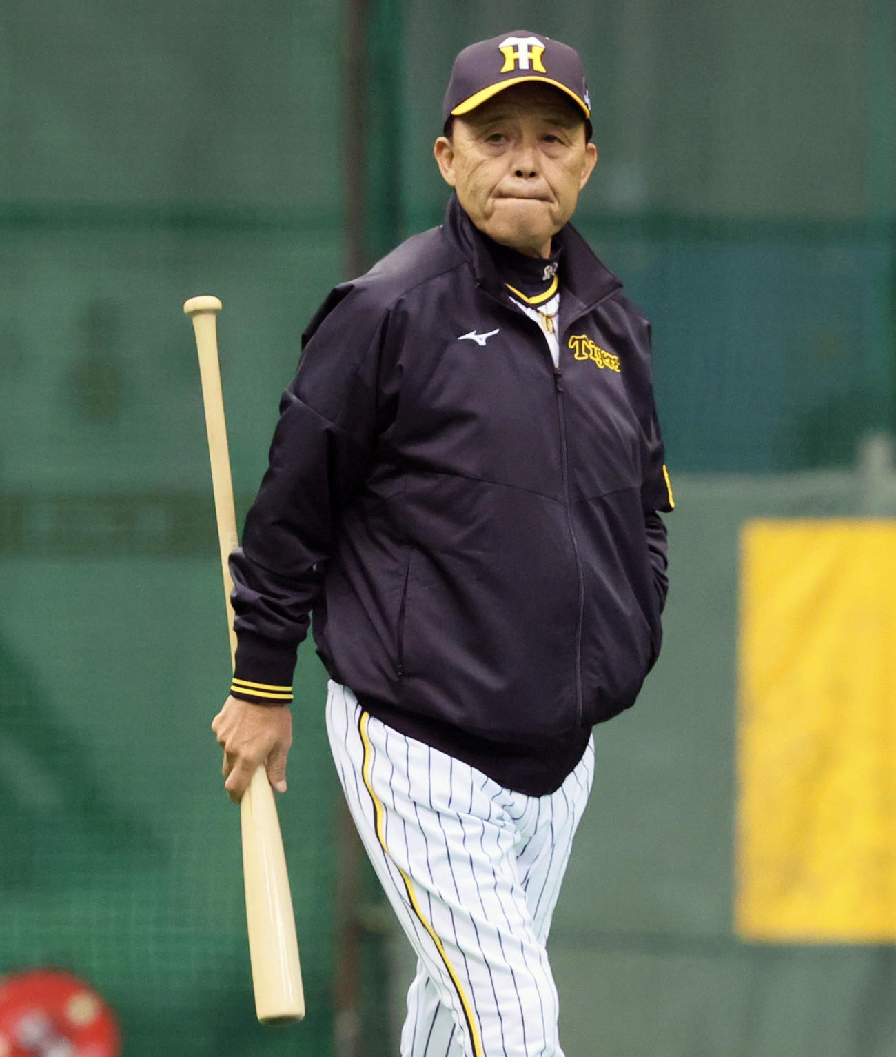 ドーム内を移動する岡田監督（撮影・加藤哉）