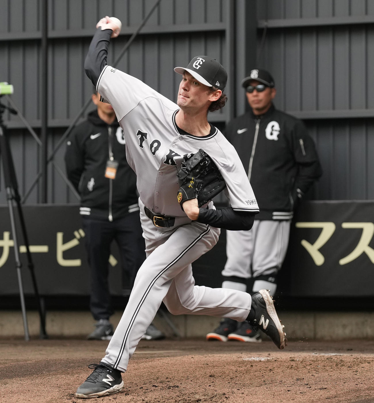 阿部監督（右奥）が見守る中、ブルペンで投球する巨人ケラー（撮影・鈴木みどり）